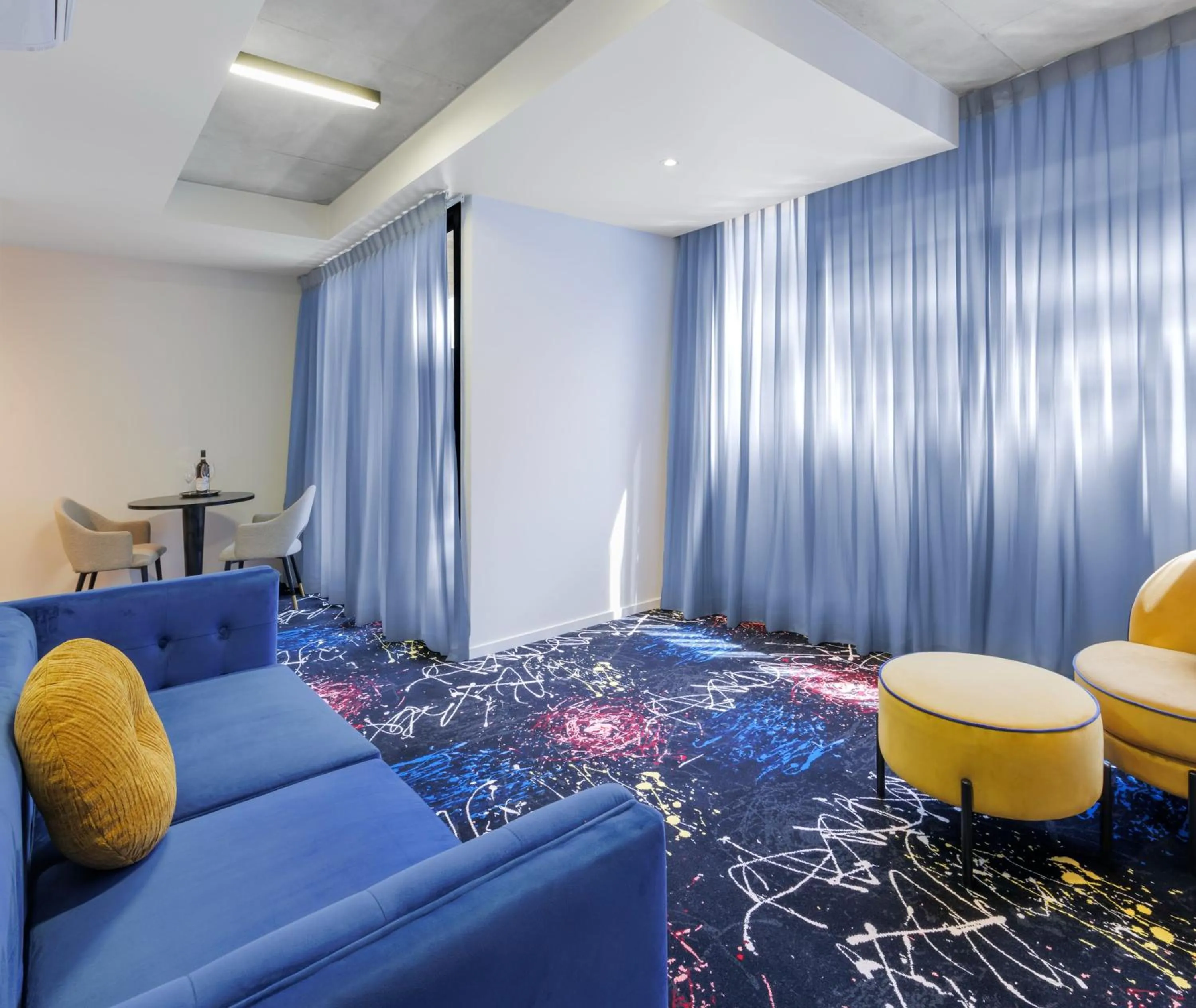 Seating area in Oaks Melbourne St Kilda Road Hotel