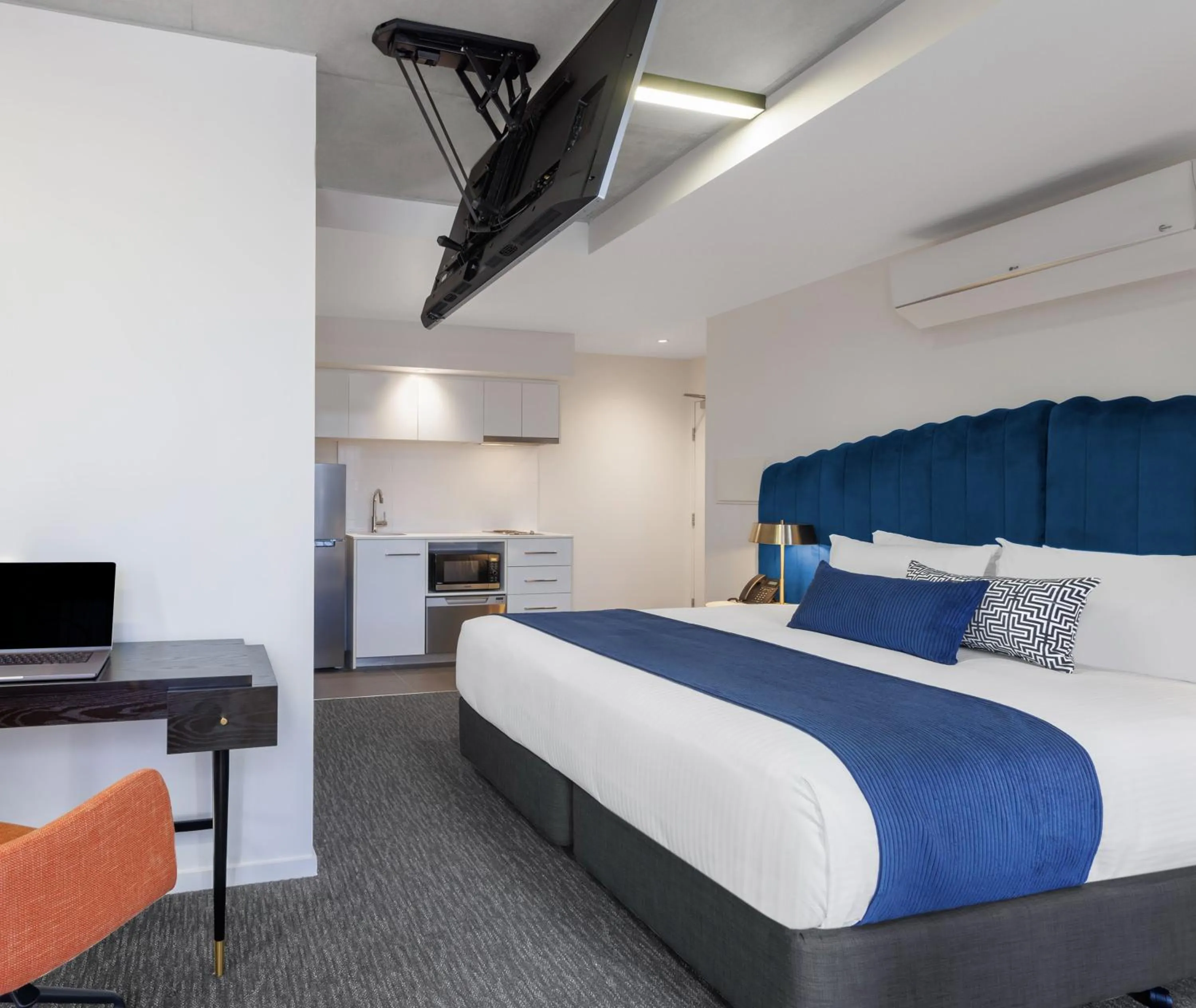 Bed in Oaks Melbourne St Kilda Road Hotel