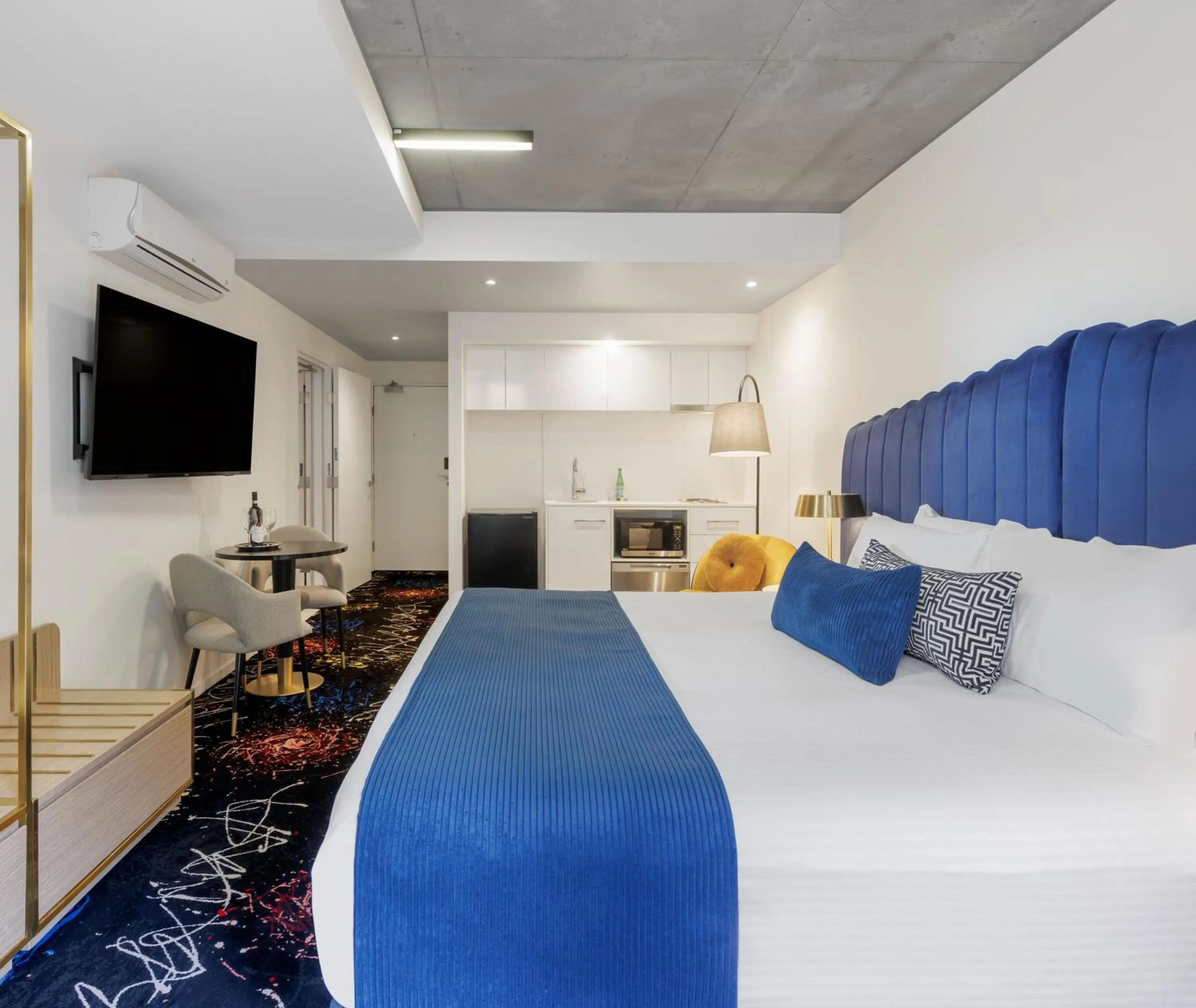 Bedroom, Bed in Oaks Melbourne St Kilda Road Hotel