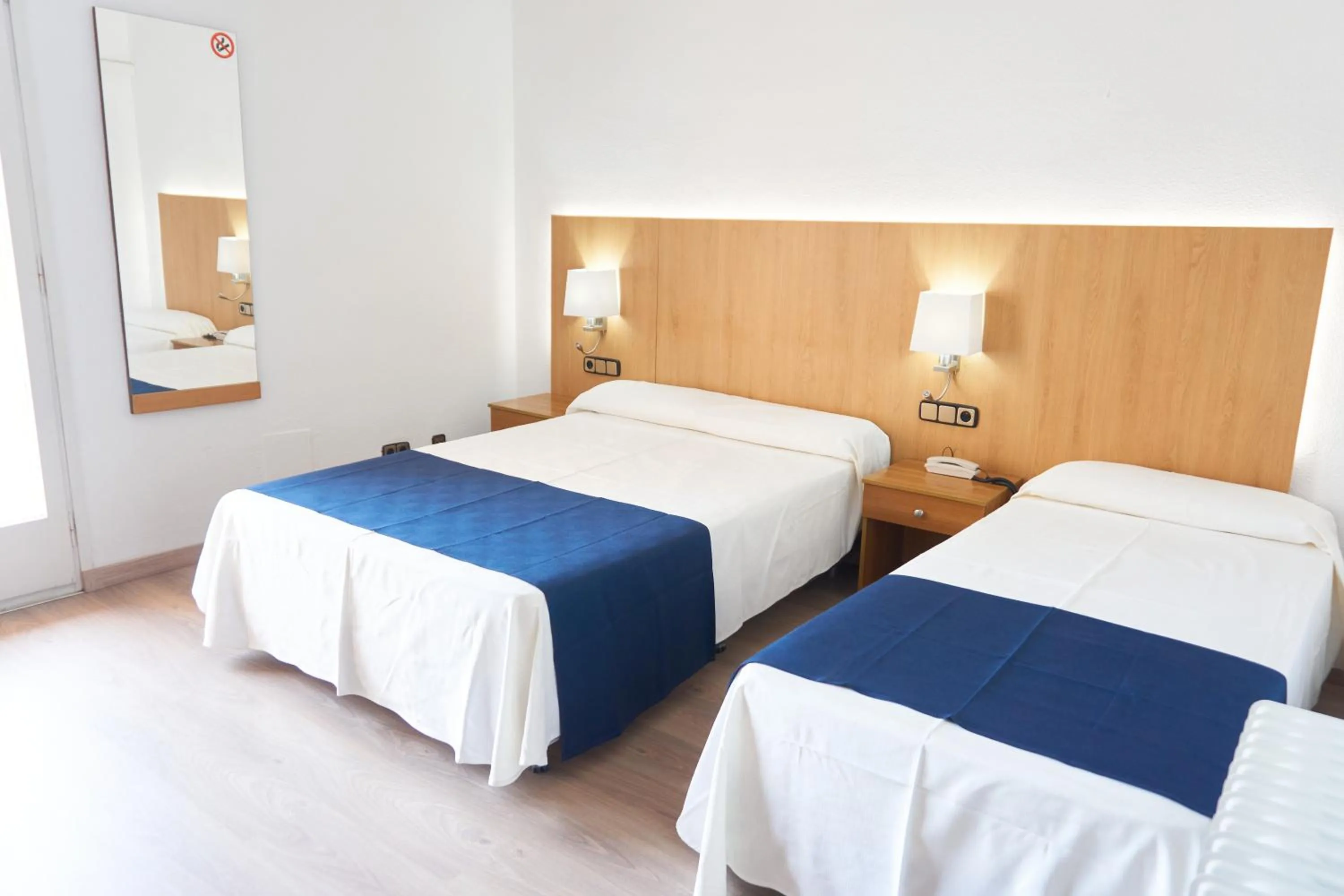 Photo of the whole room, Bed in Nautilus Hotel