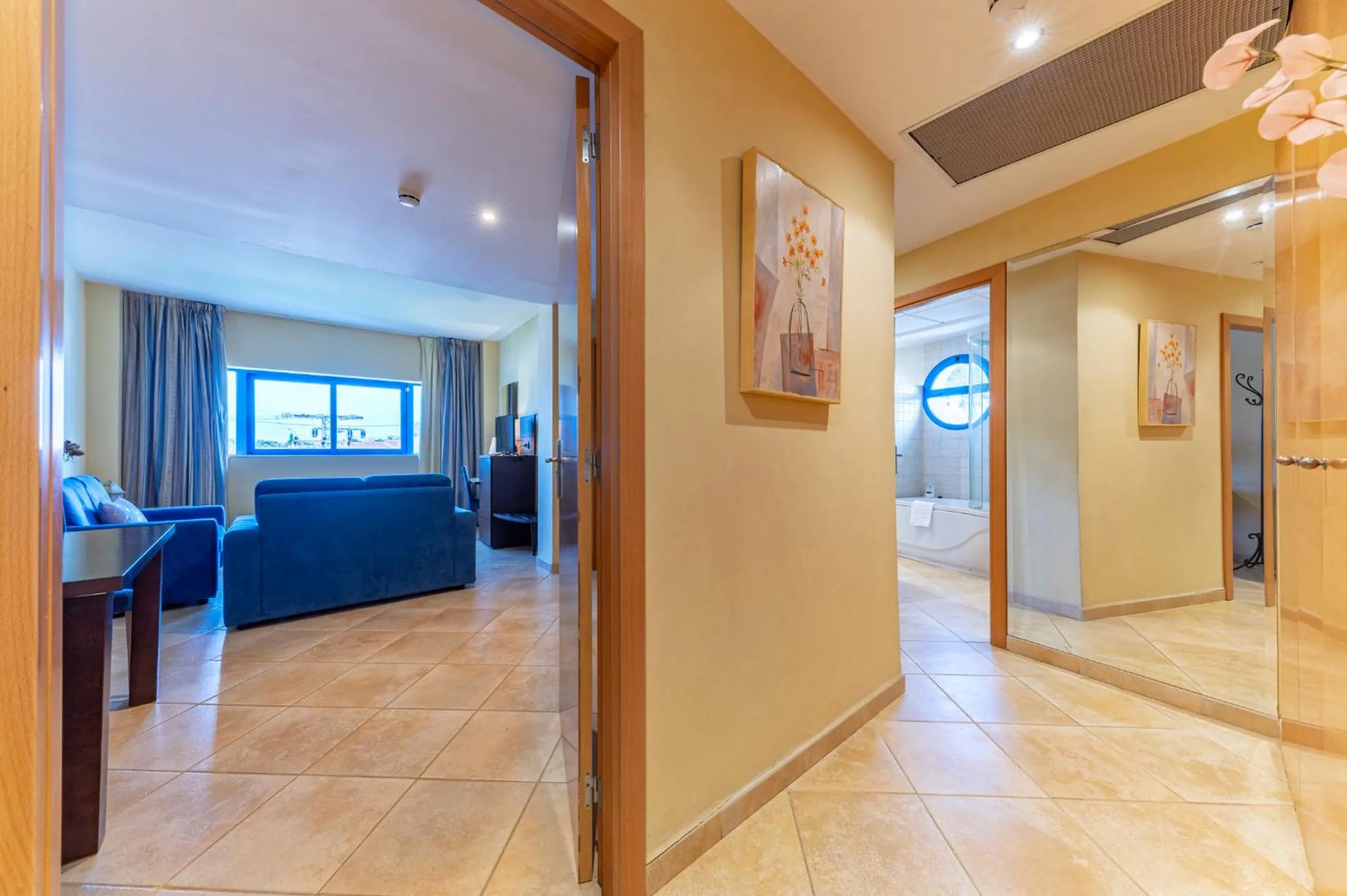 Photo of the whole room in Hotel Rober Palas