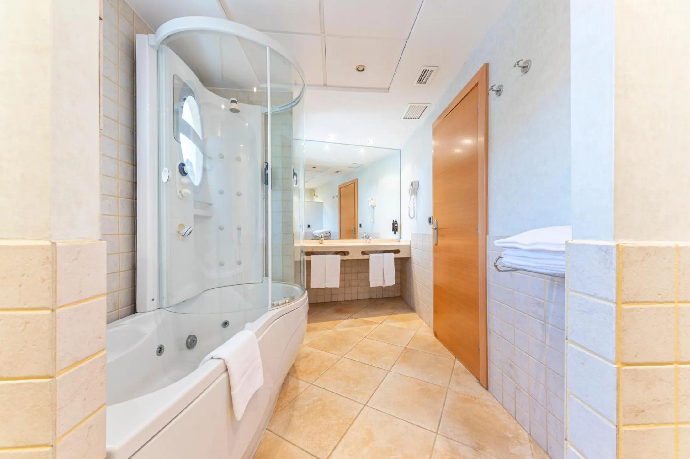 Bathroom in Hotel Rober Palas