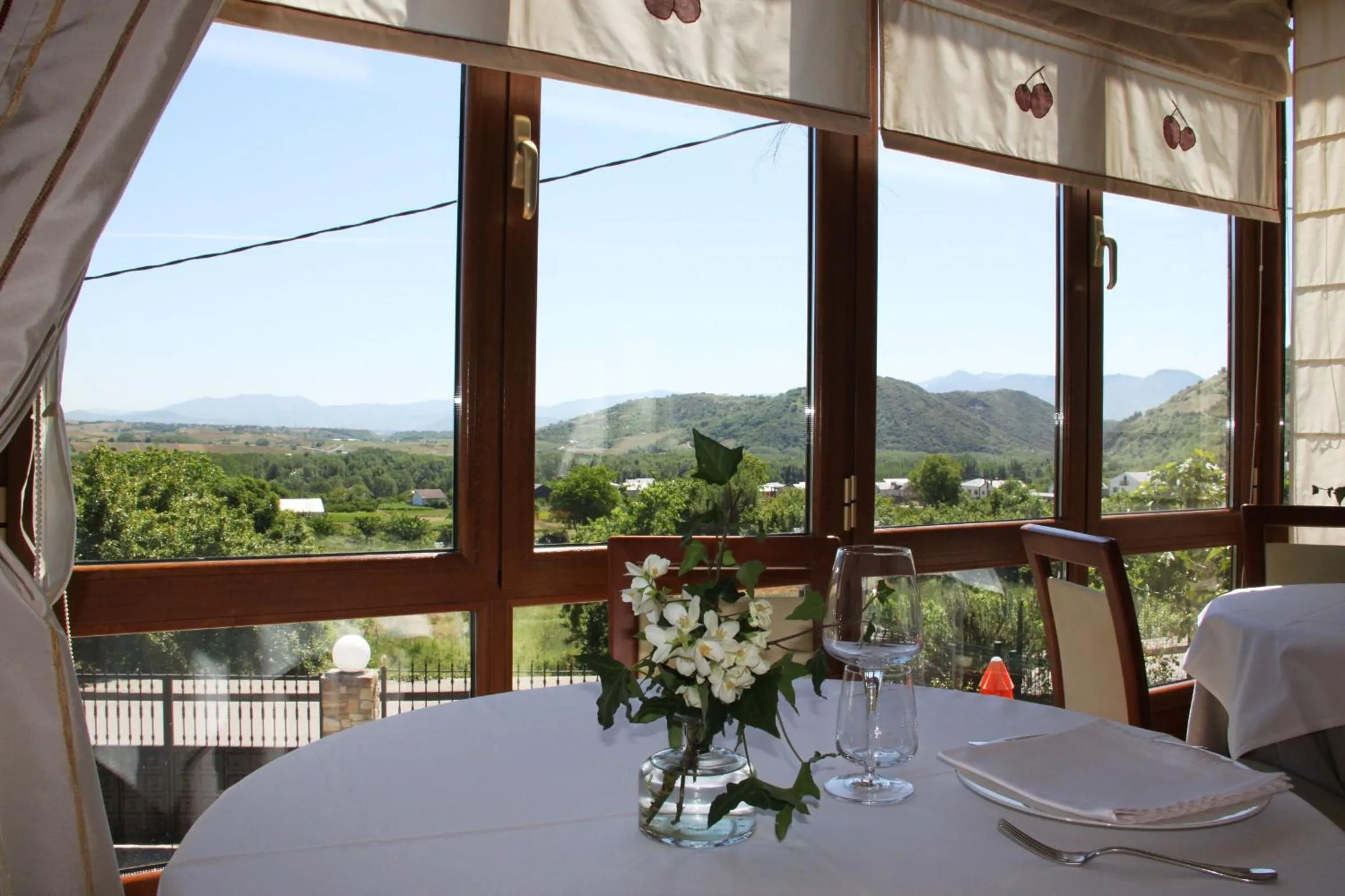 Restaurant/places to eat in Villa Mencia