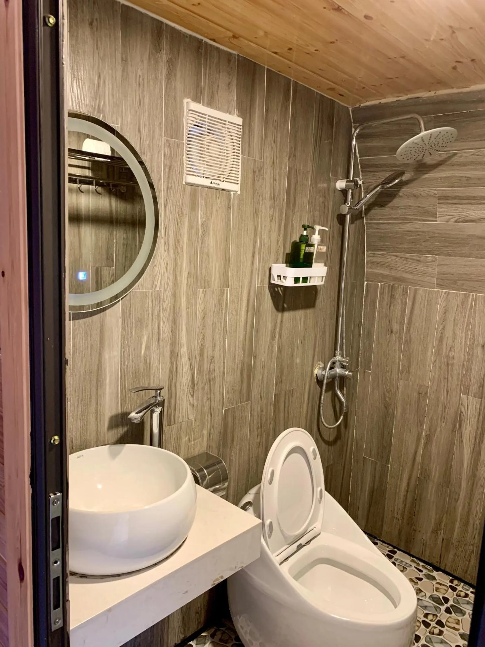 Shower in Plum Homestay Đồng Văn