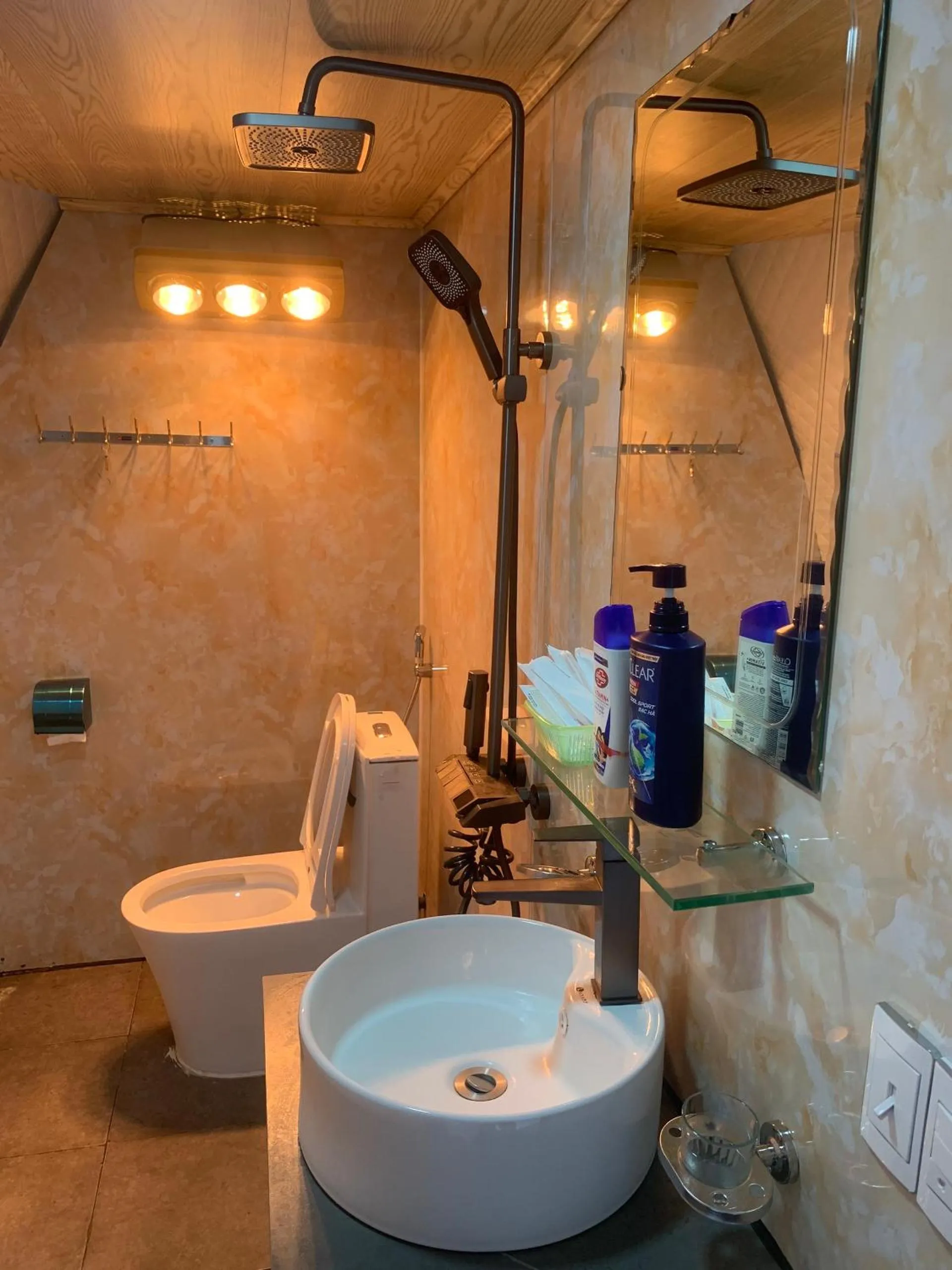 Shower in Plum Homestay Đồng Văn