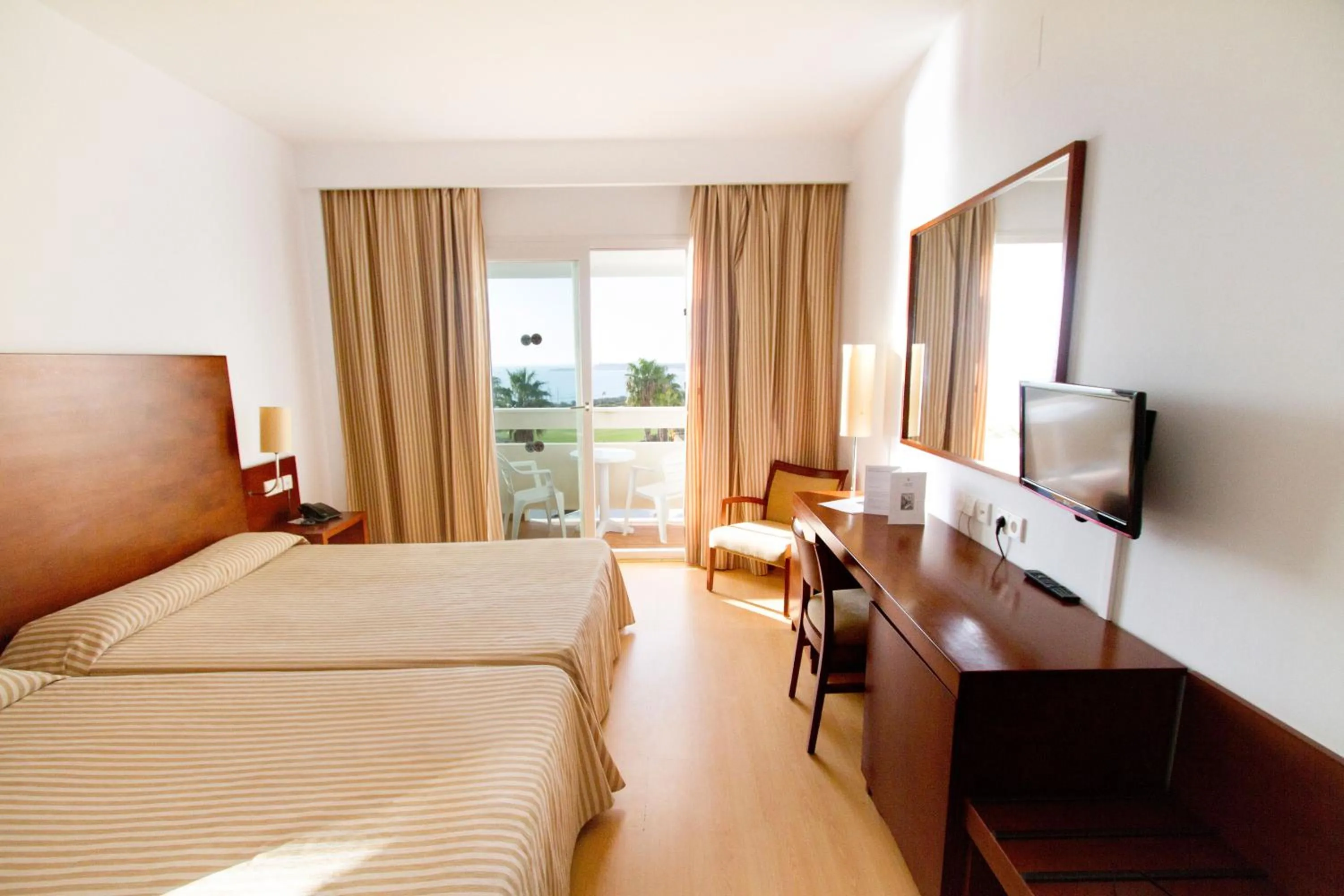 Photo of the whole room, Bed in Garbí Costa Luz