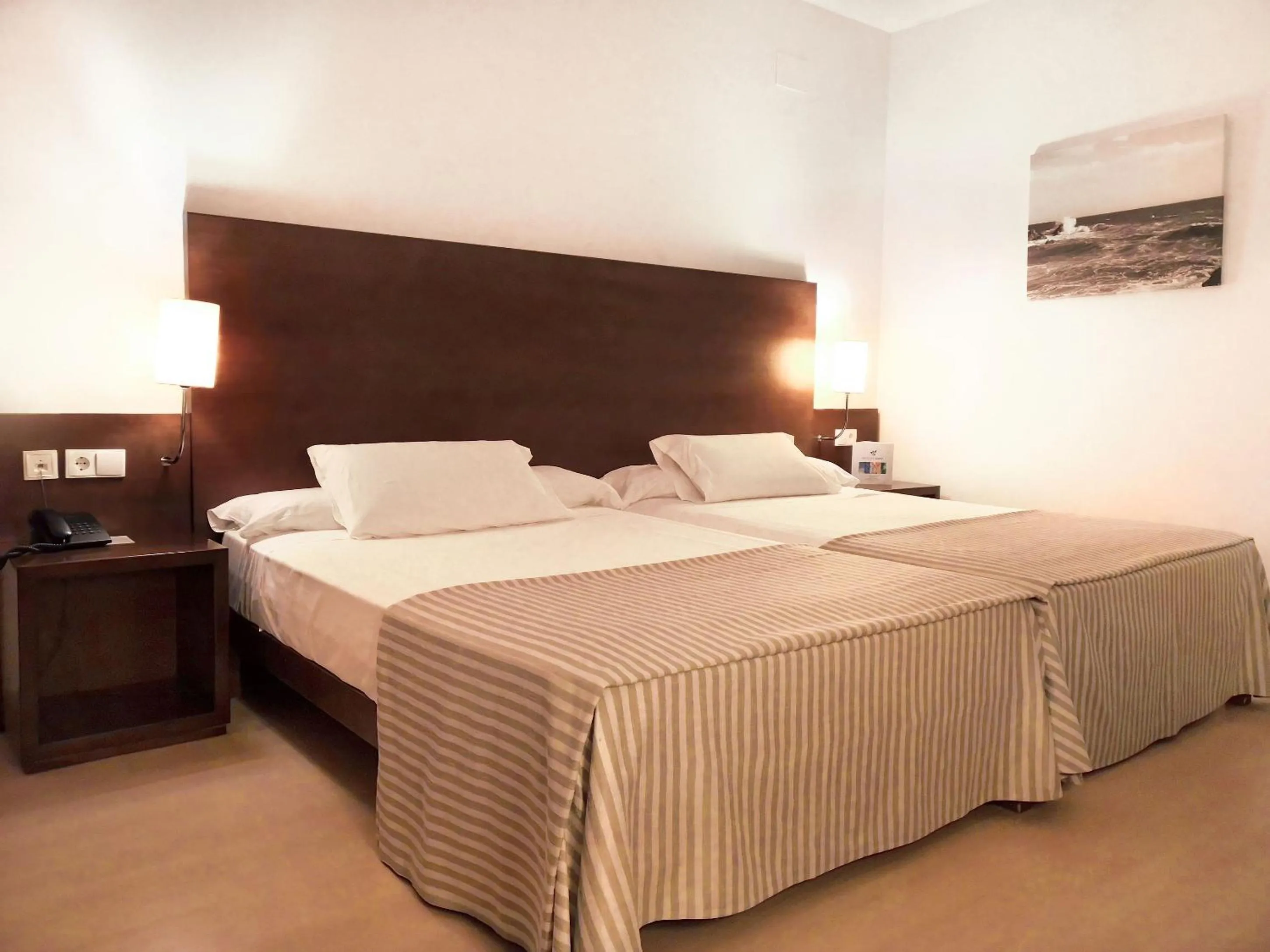 Photo of the whole room, Bed in Garbí Costa Luz