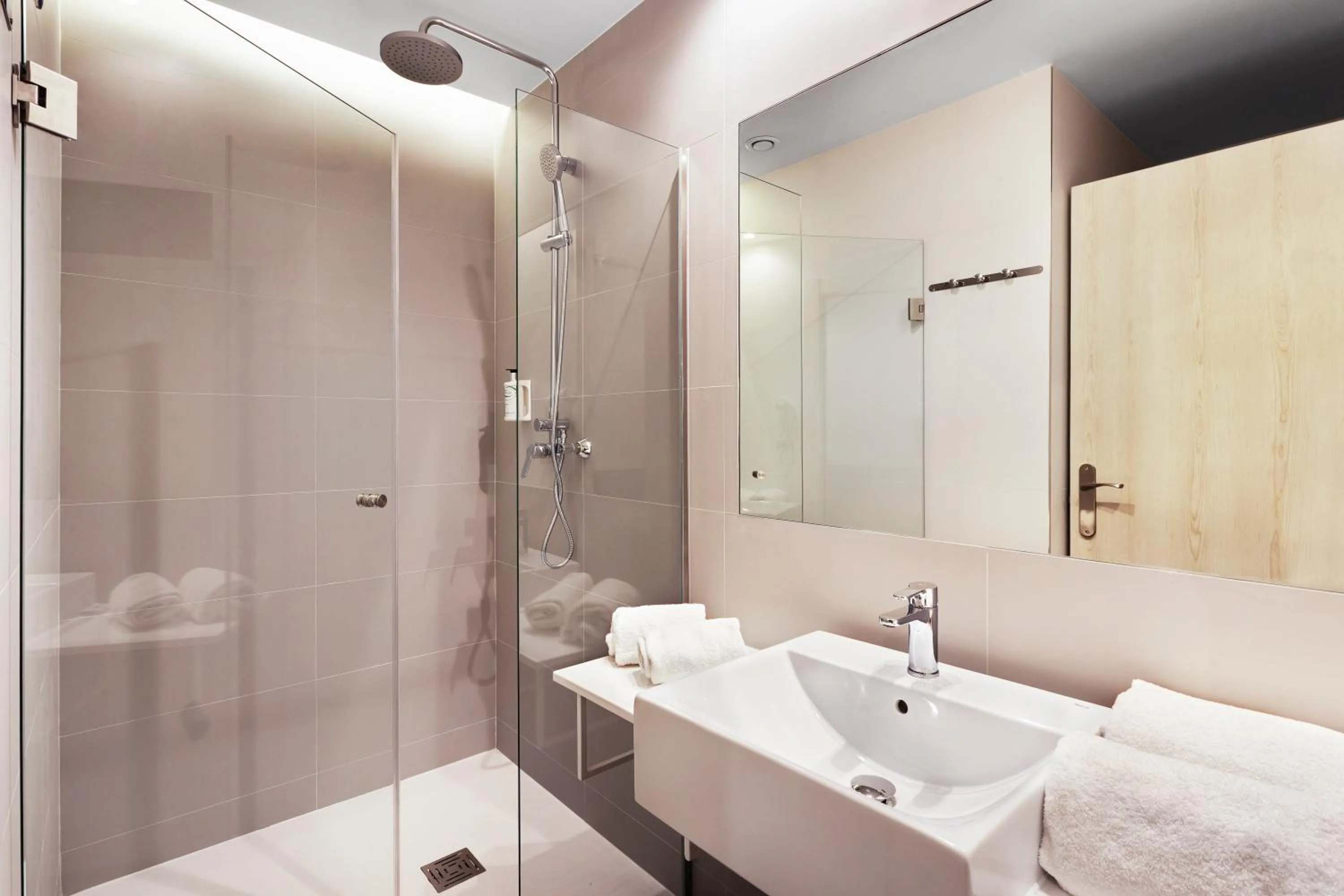 Shower in B&B HOTEL Madrid Fuenlabrada