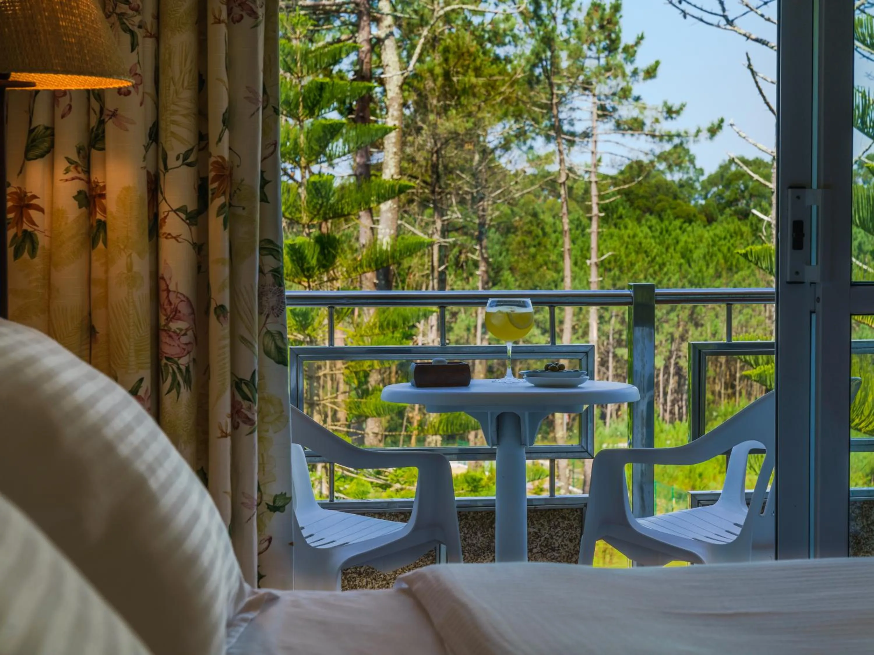 Balcony/Terrace, Bed in Hotel Spa Atlántico San Vicente do Mar