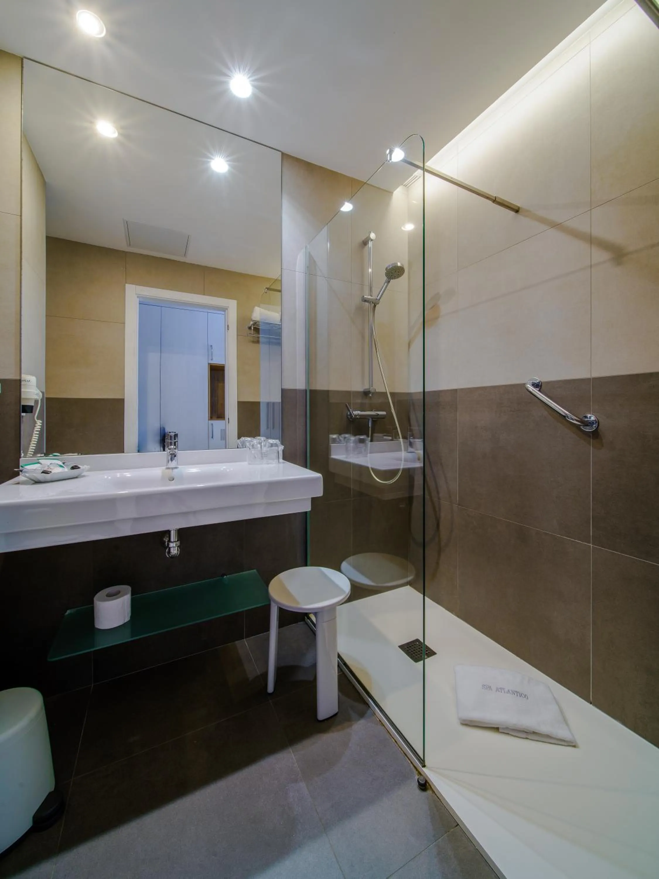 Shower in Hotel Spa Atlántico San Vicente do Mar