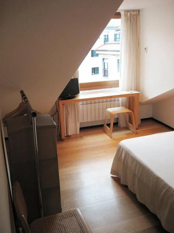 Photo of the whole room, Bed in La Plaza II