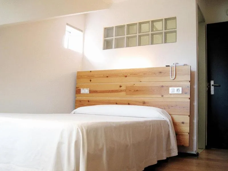 Photo of the whole room, Bed in La Plaza II