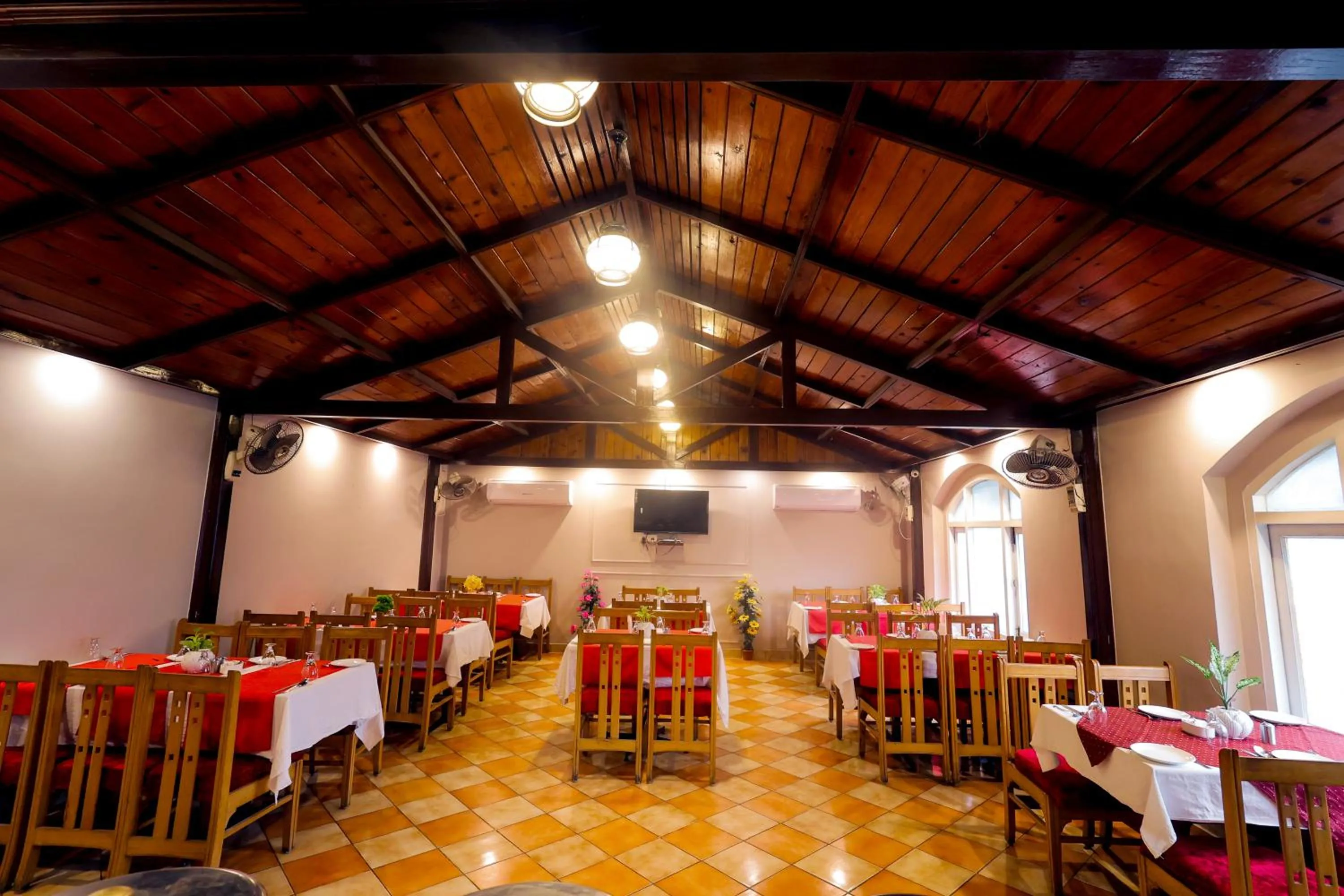 Restaurant/places to eat in Hotel Kant Palace