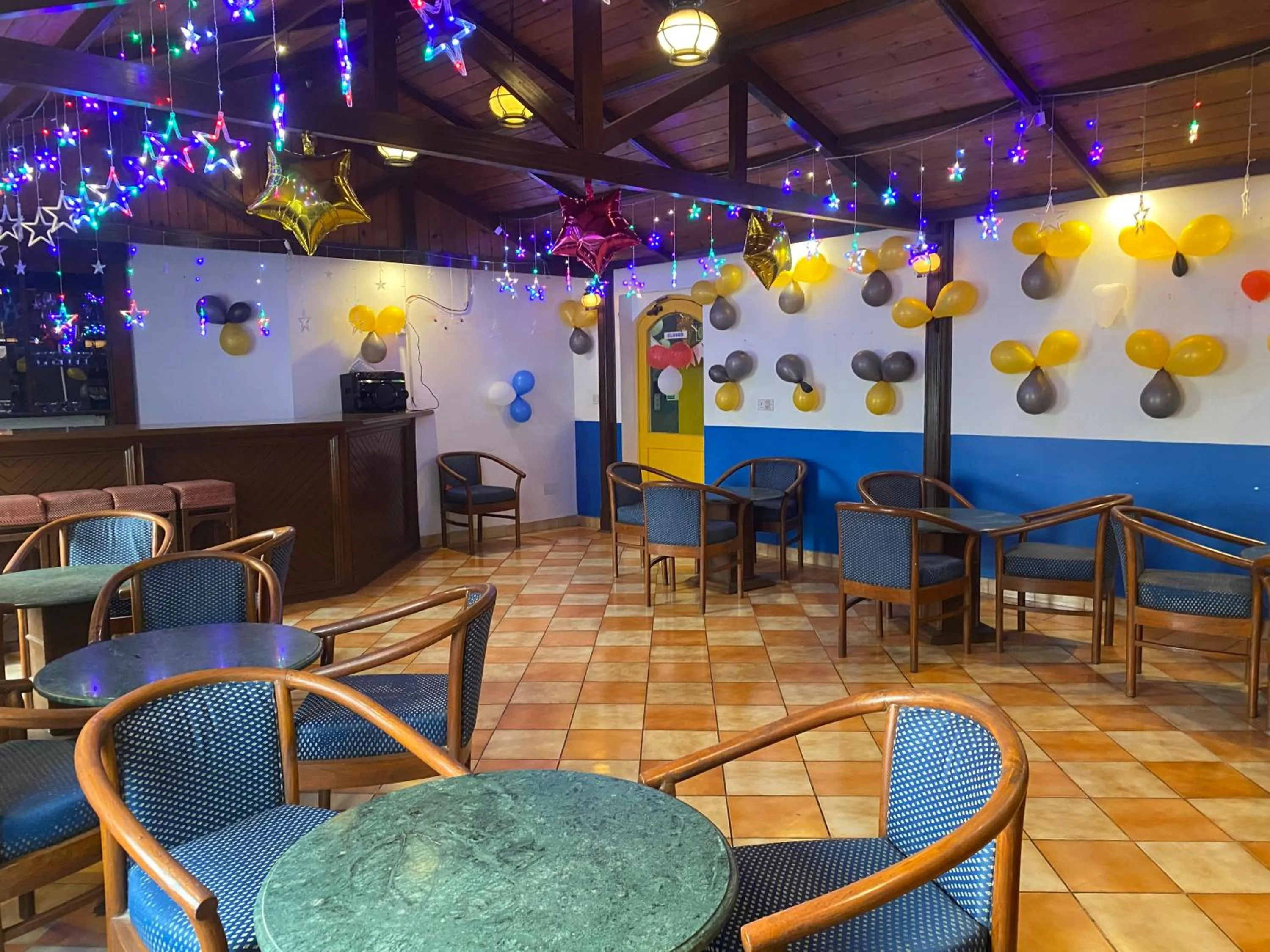 Restaurant/places to eat in Hotel Kant Palace