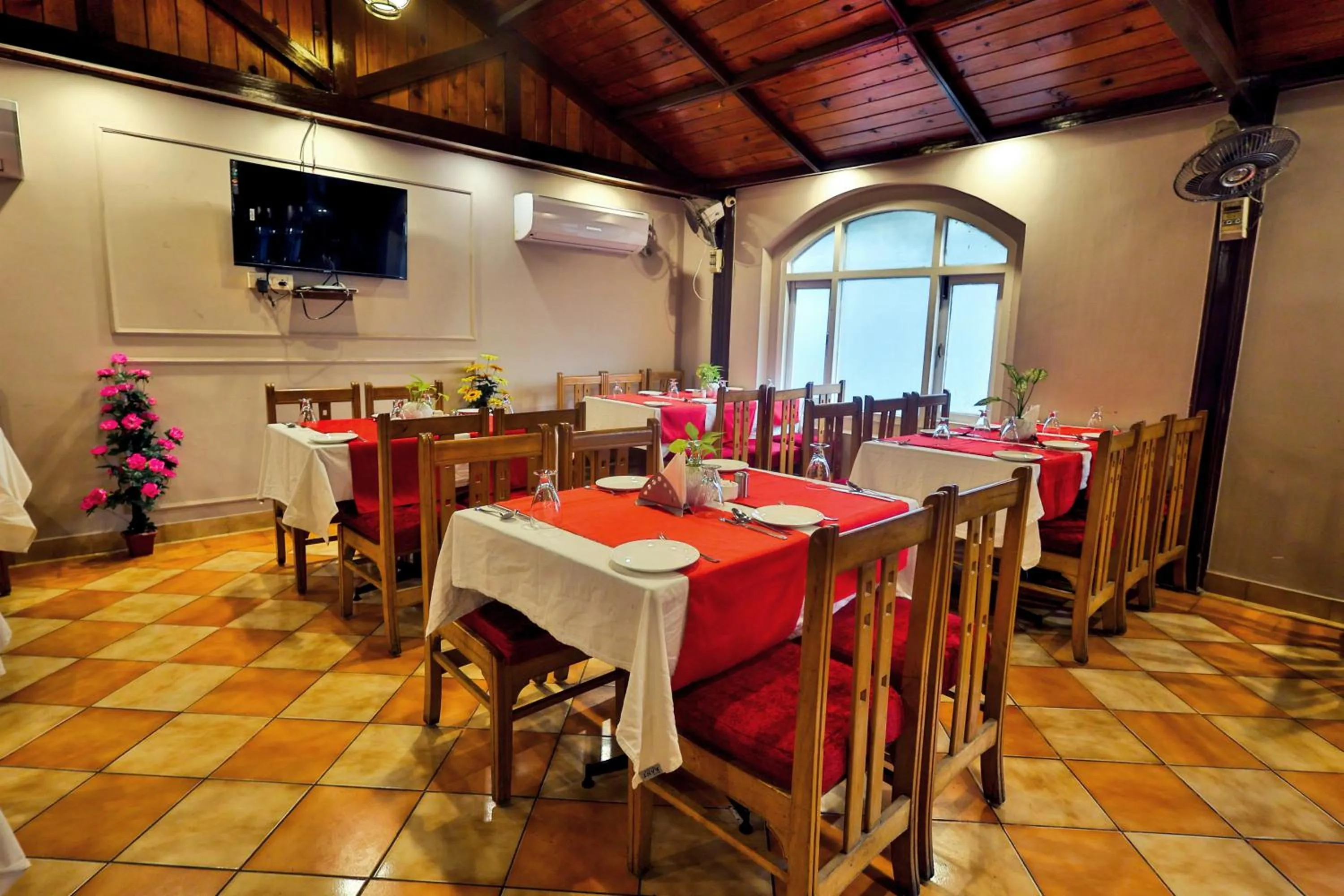 Restaurant/places to eat in Hotel Kant Palace