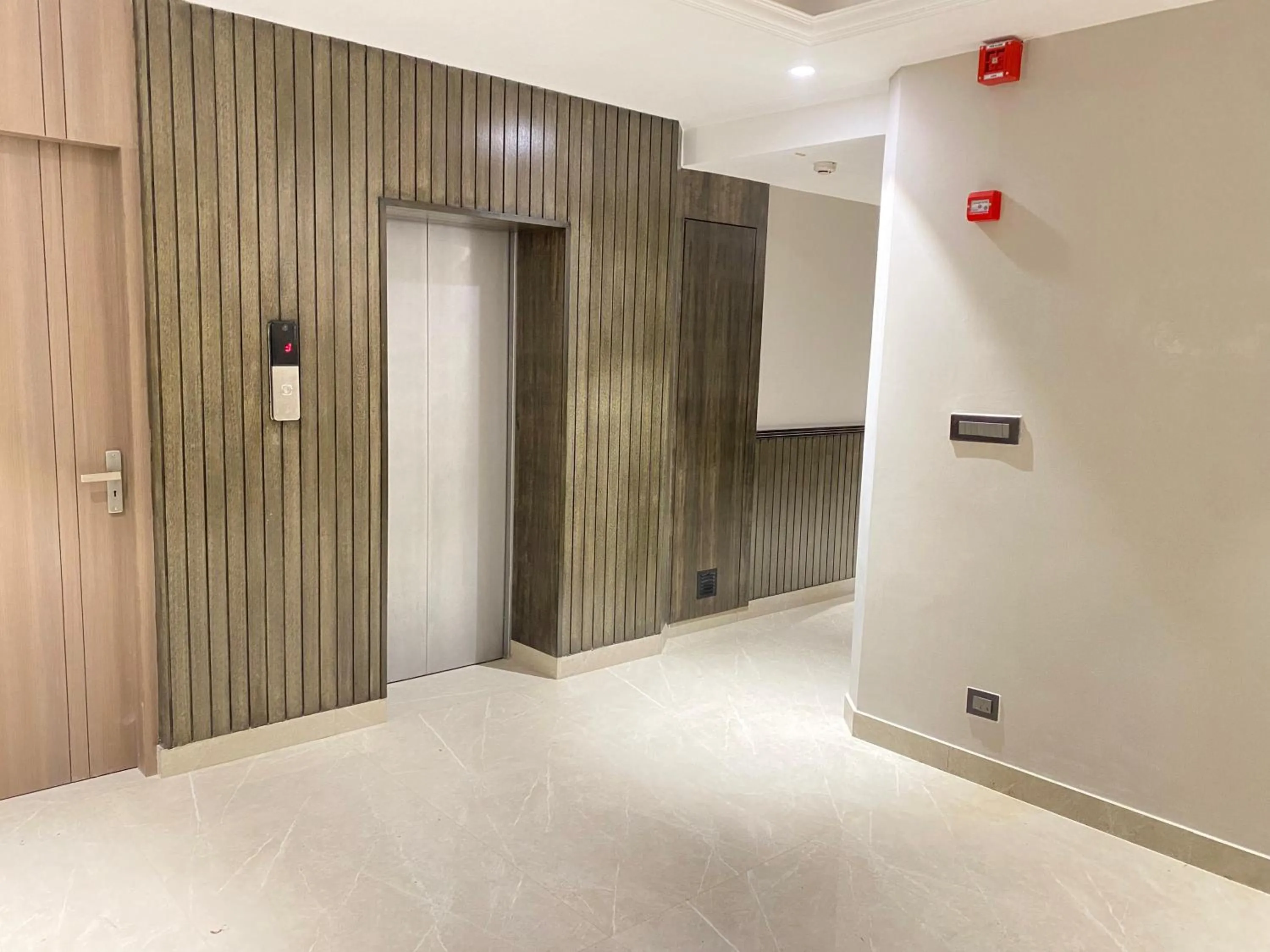 elevator in Hotel Kant Palace