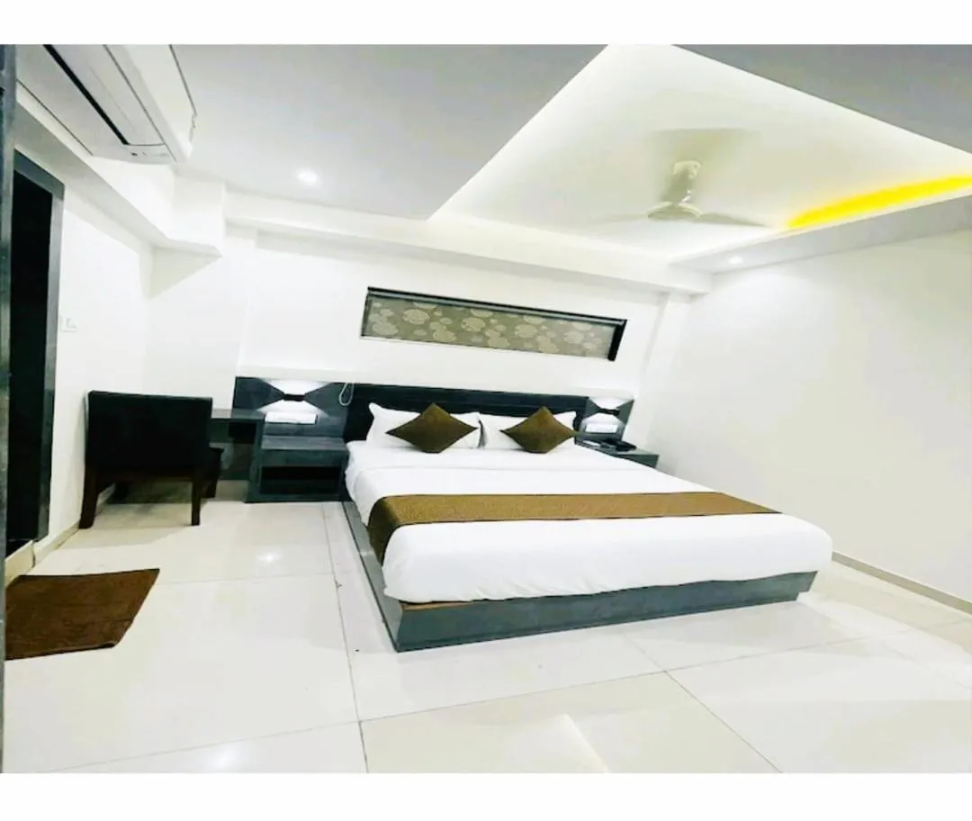 Photo of the whole room, Bed in HOTEL BLACK BURN