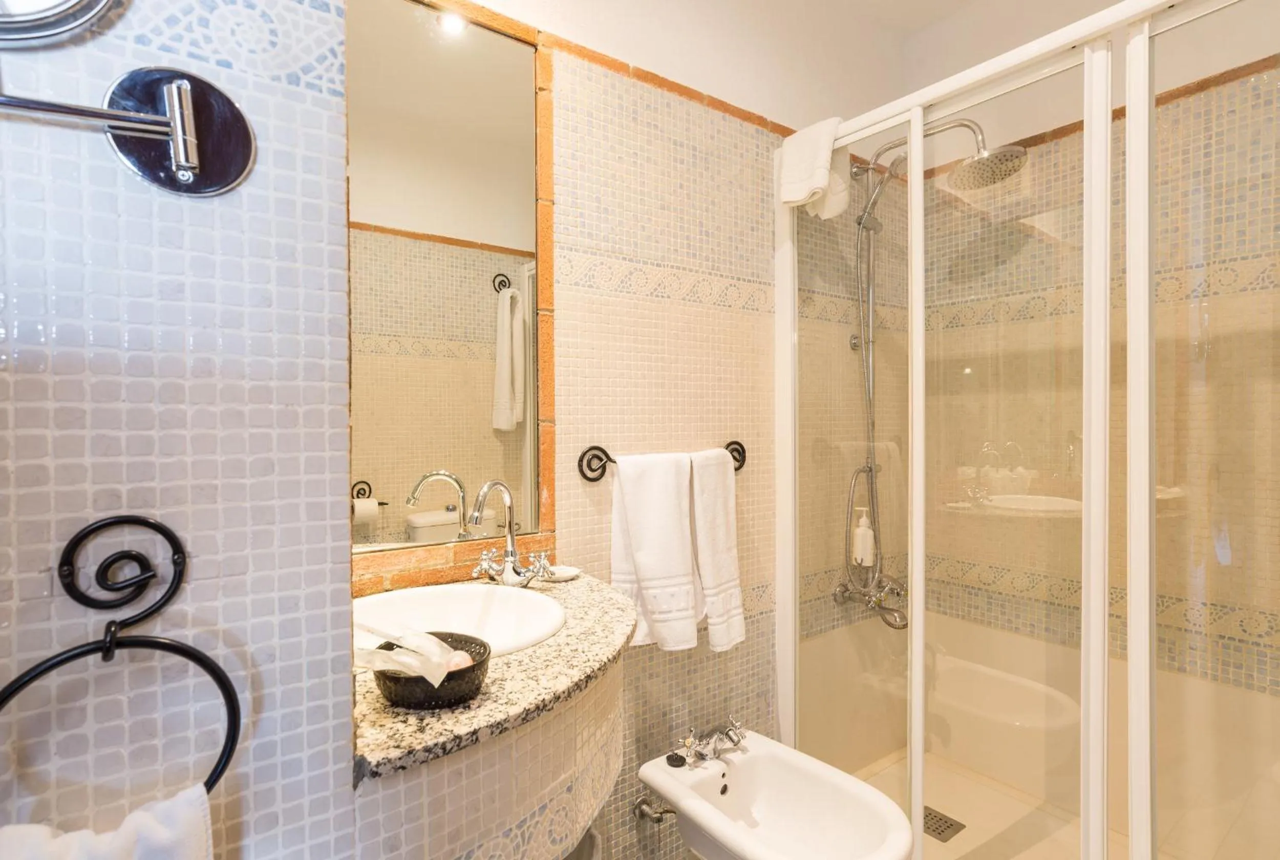 Bathroom in Hostal El Escudo de Mijas