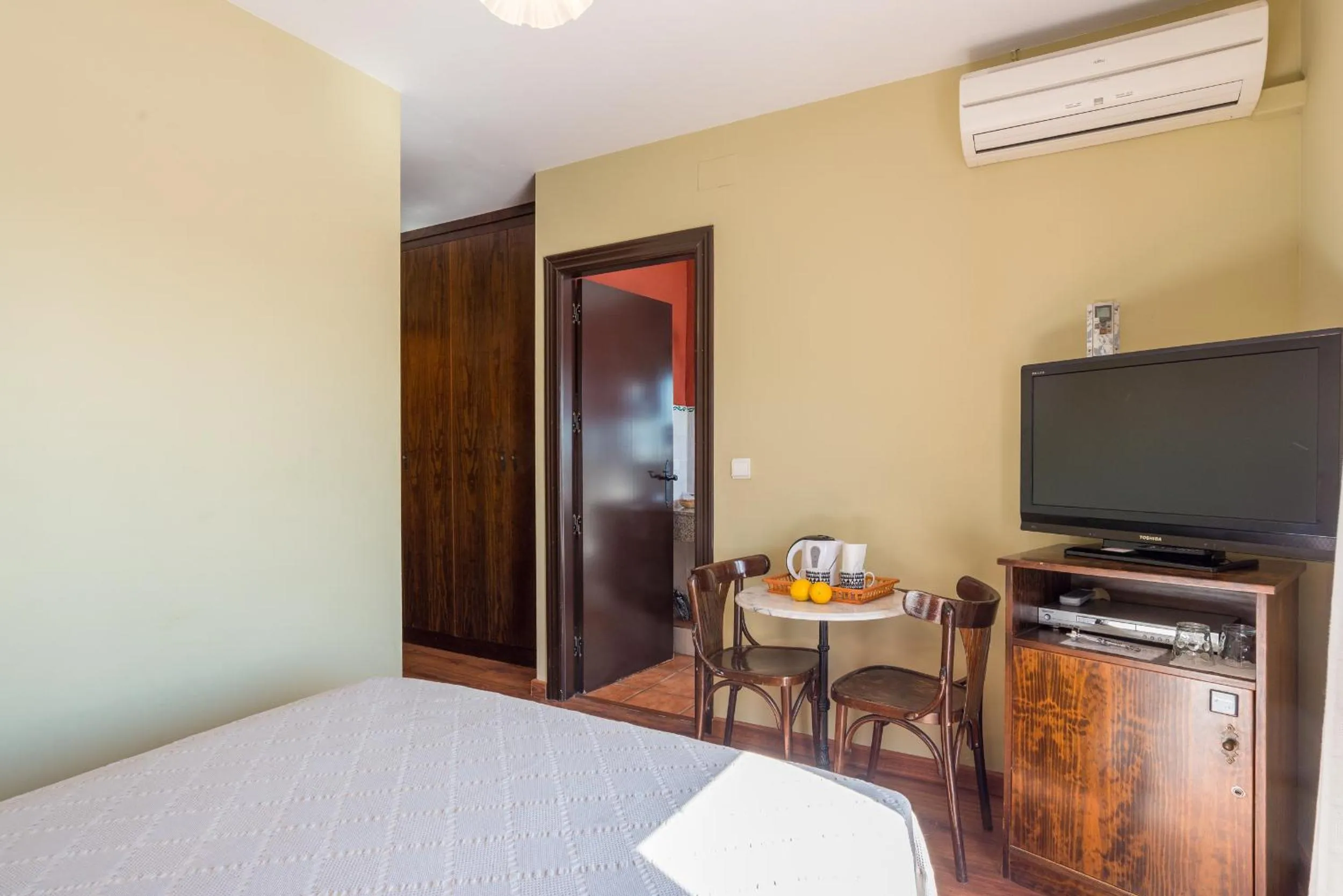 TV and multimedia, Bed in Hostal El Escudo de Mijas