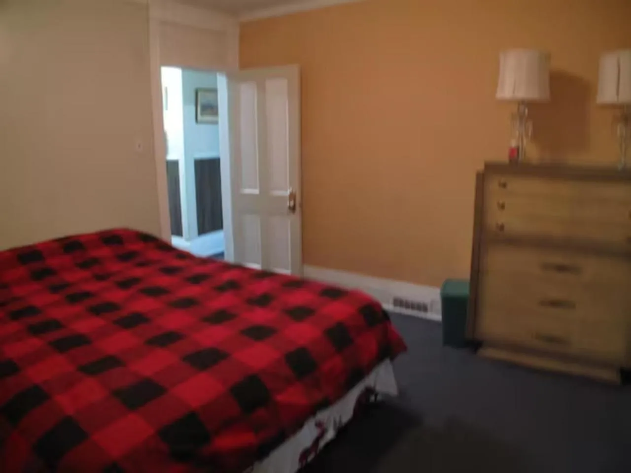 Bedroom, Bed in Wolseley the heart of the city !