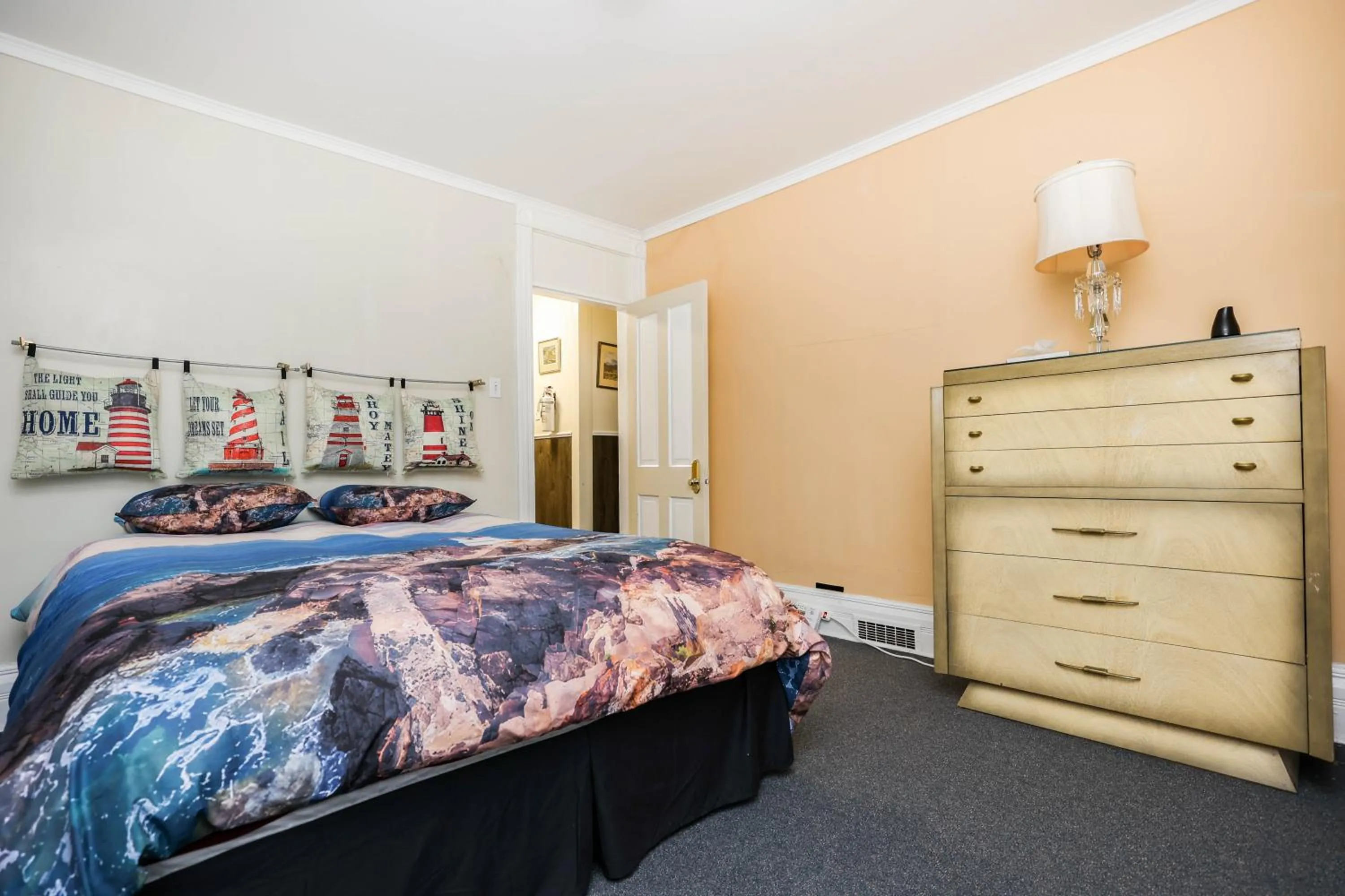 Bedroom, Bed in Wolseley the heart of the city !
