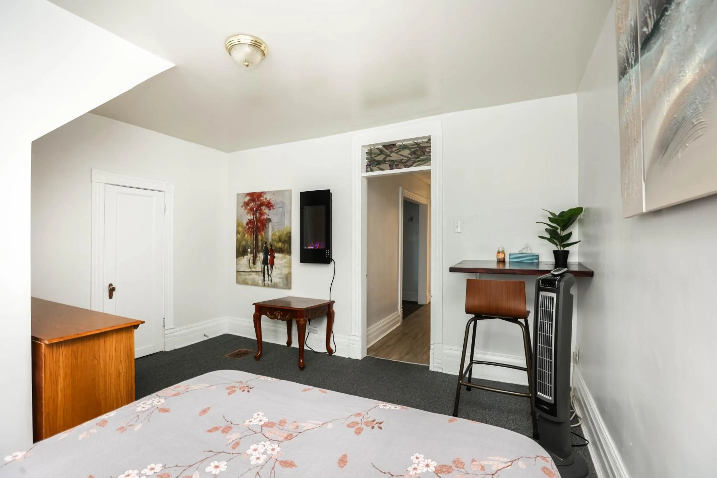 Bedroom, Bed in Wolseley the heart of the city !