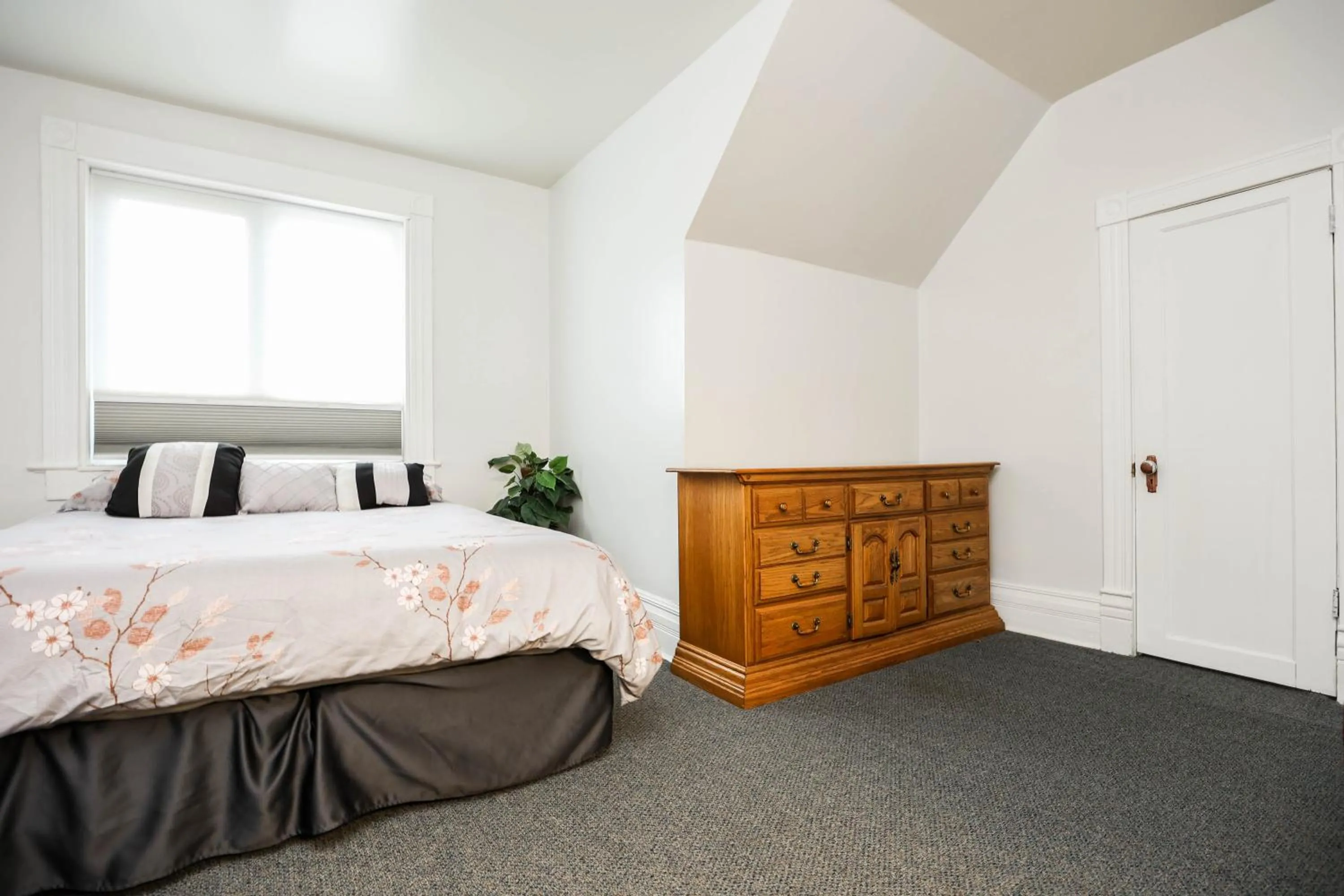 Bedroom, Bed in Wolseley the heart of the city !