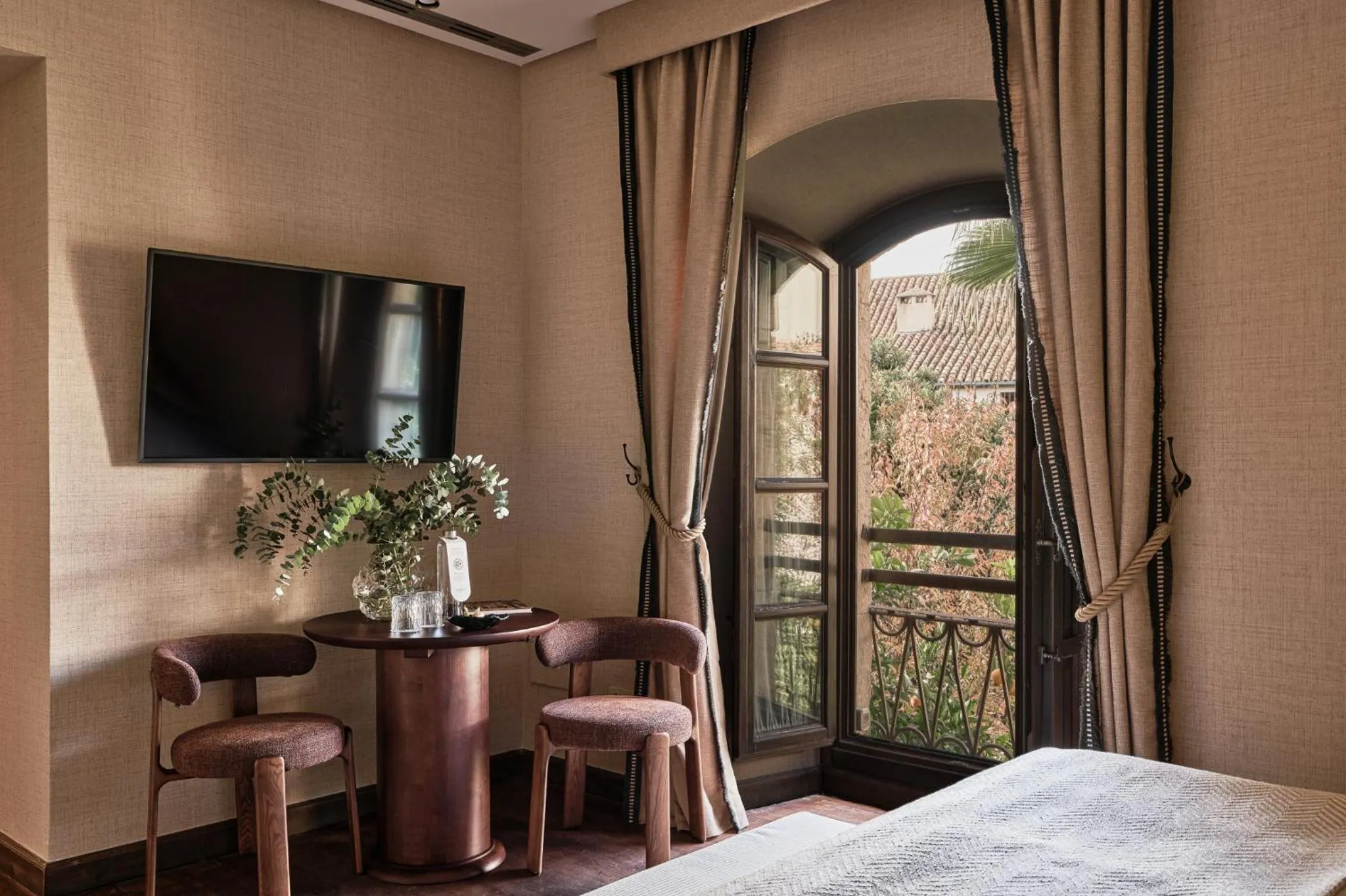 Seating area, Bed in Hospes Palacio del Bailio, a Member of Design Hotels