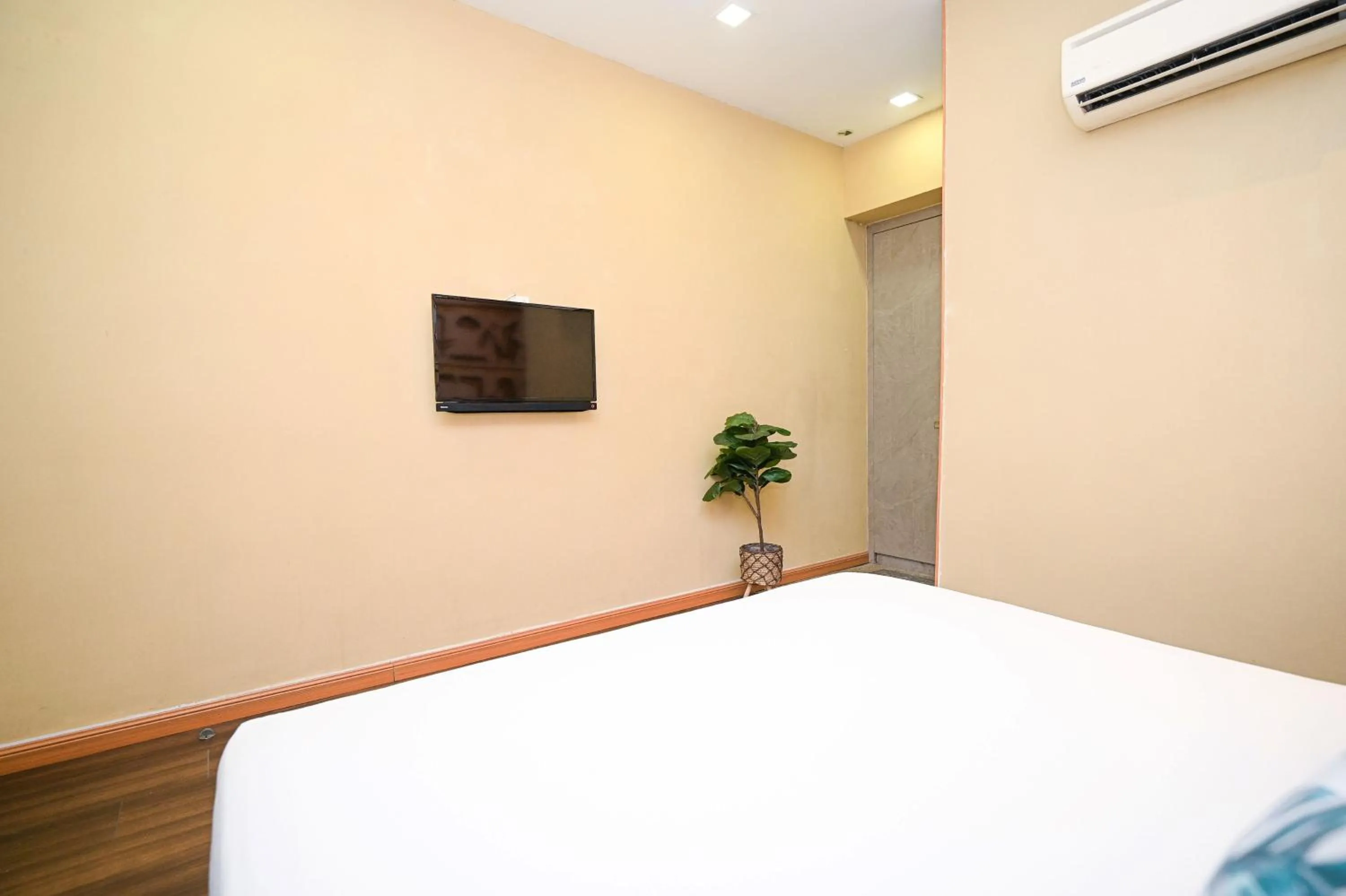 Bed in Swing & Pillows - USJ Taipan