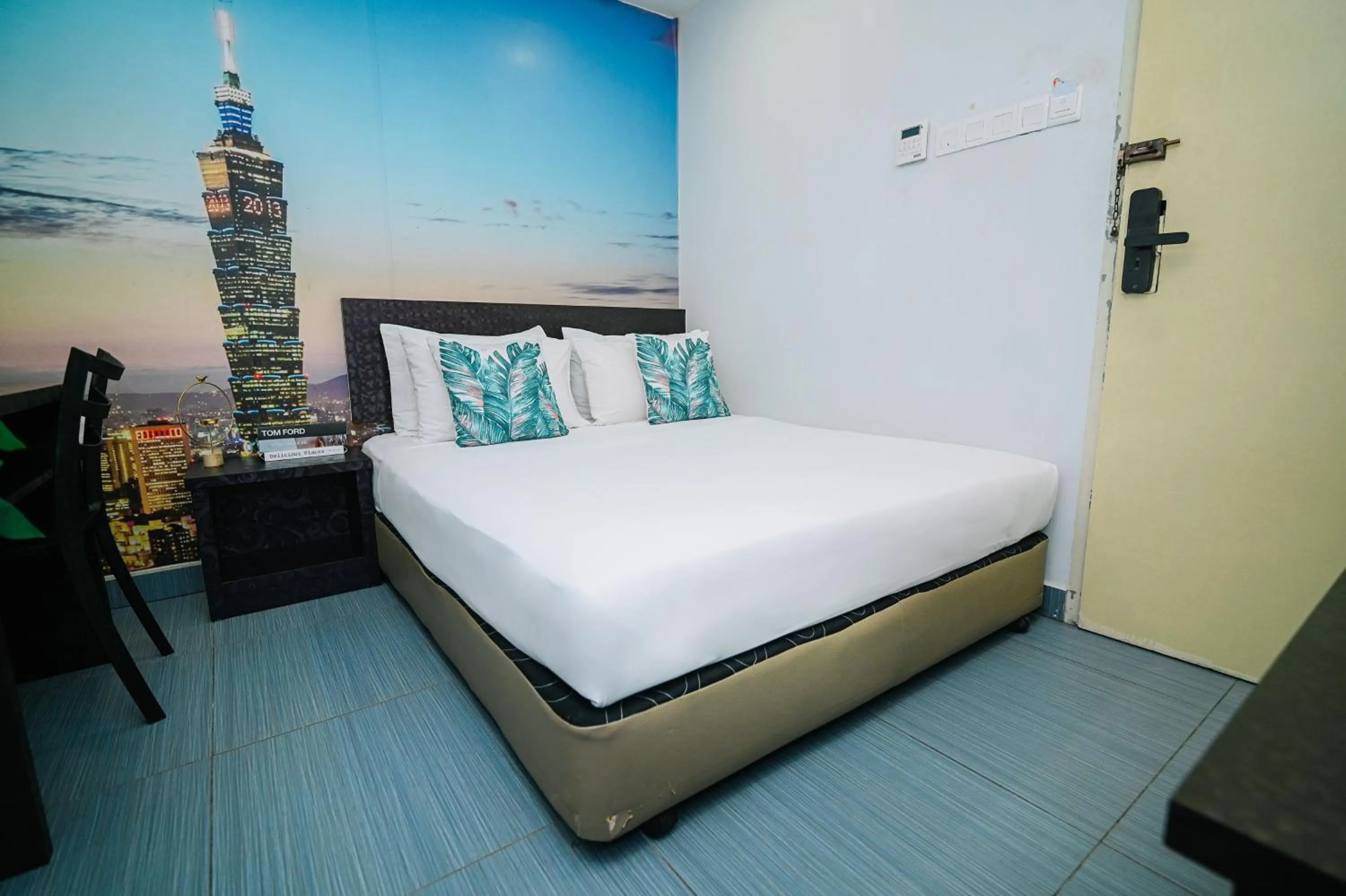 Bed in Swing & Pillows - USJ Taipan