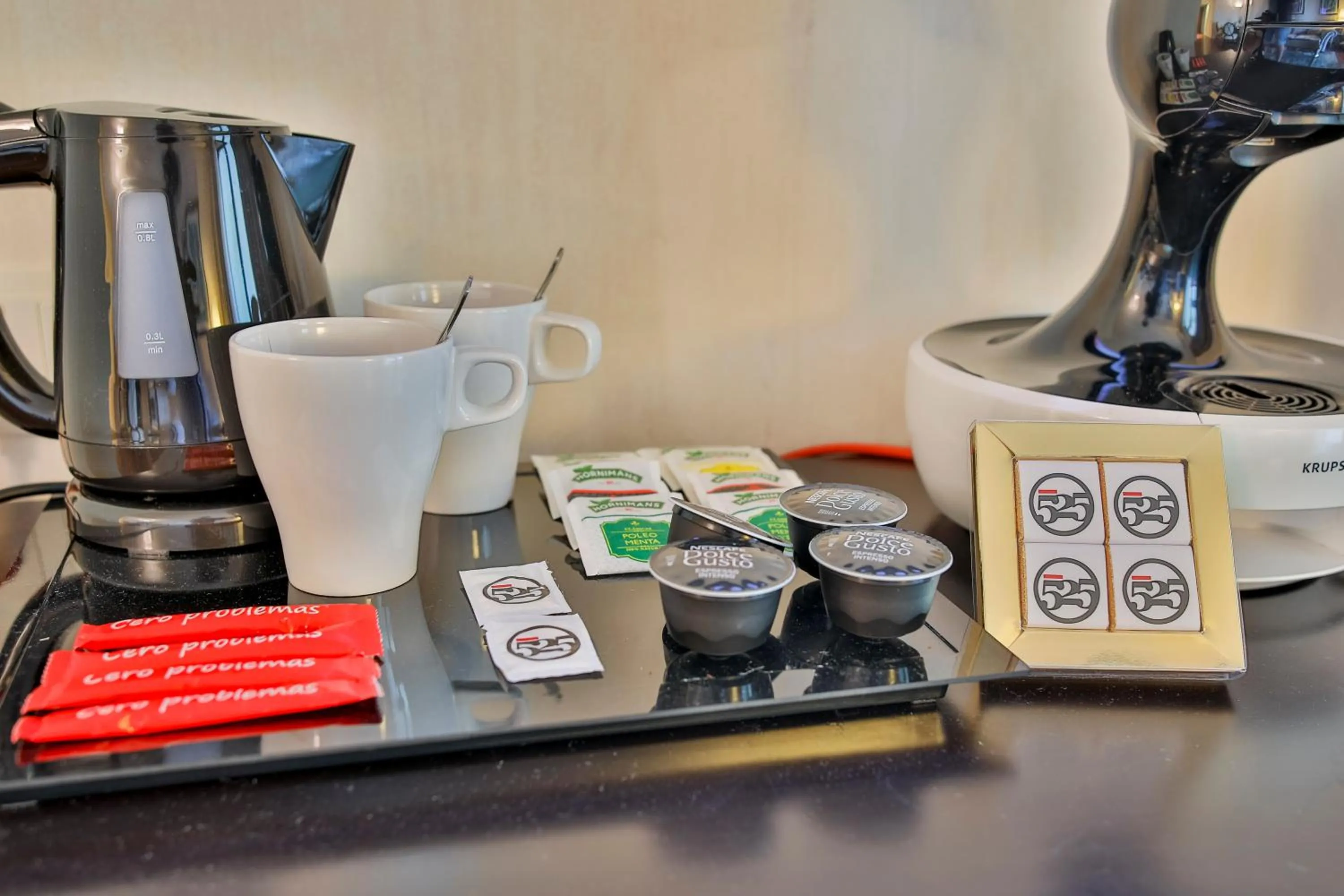 Coffee/tea facilities in Hotel 525