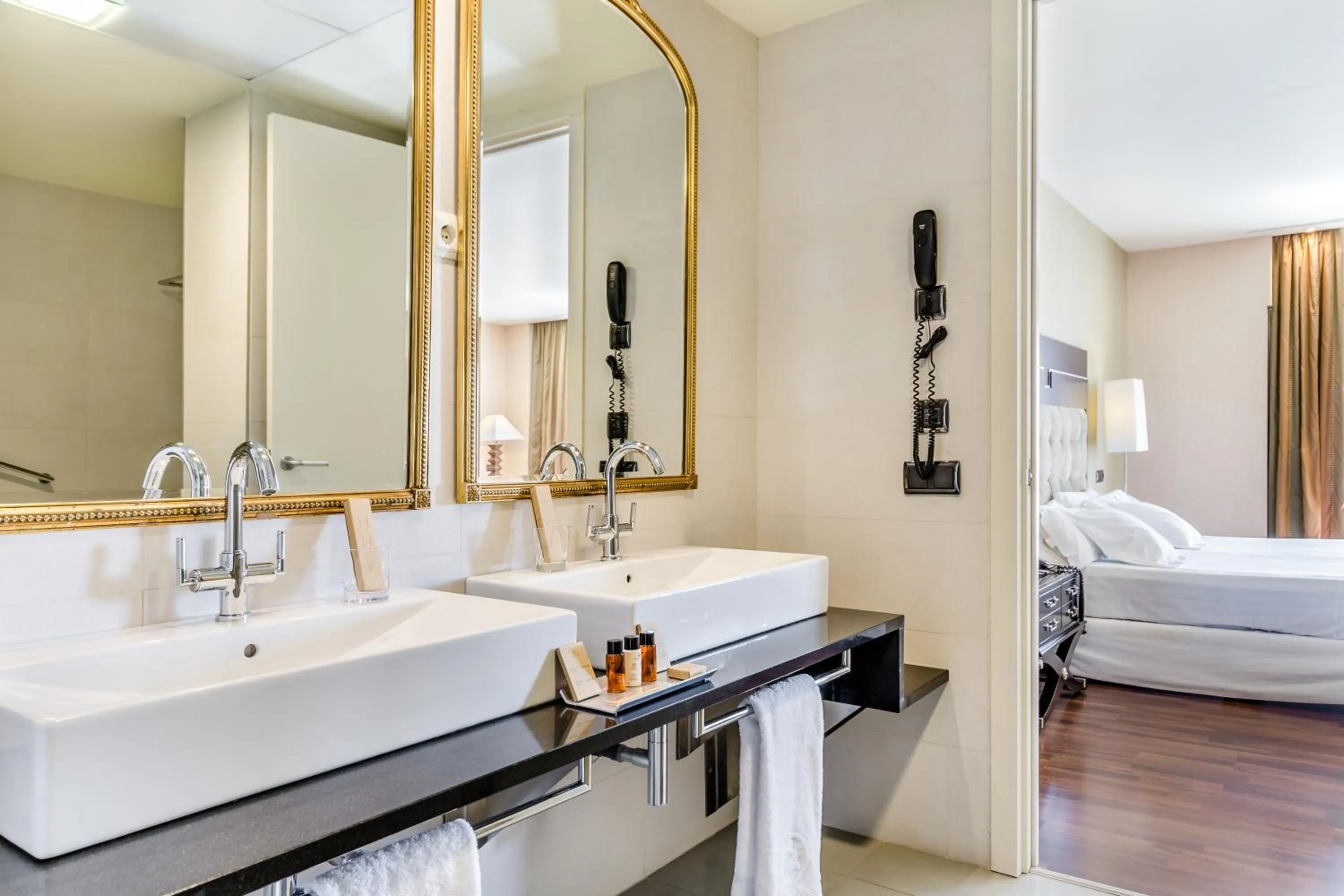 Toilet, Bed in Hotel 525