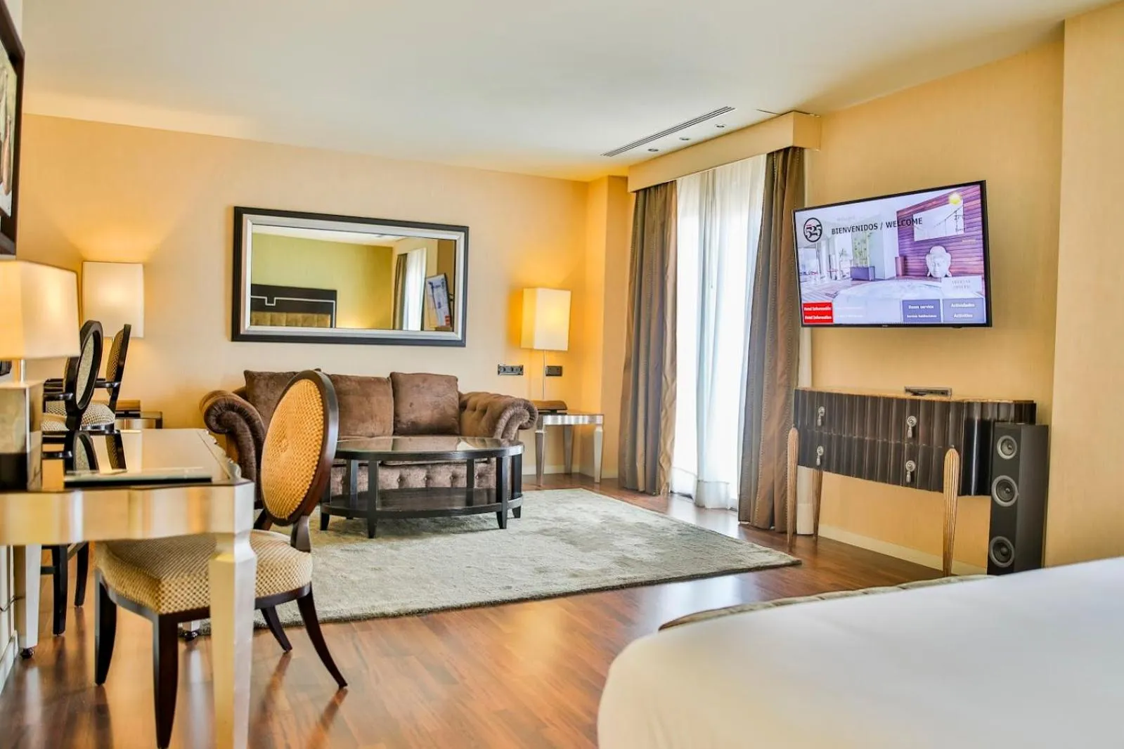 Seating area, Bed in Hotel 525