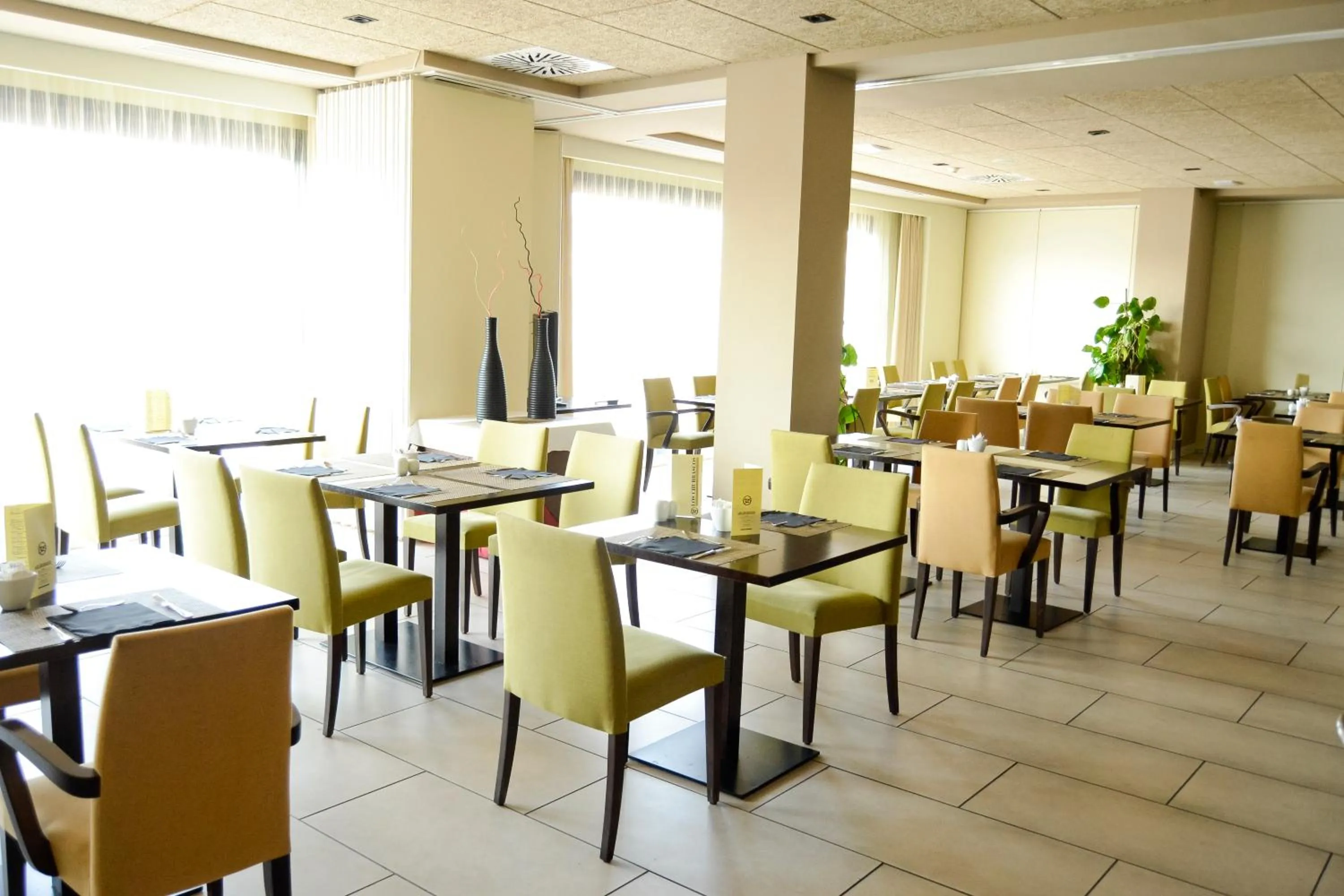 Restaurant/places to eat in Hotel 525