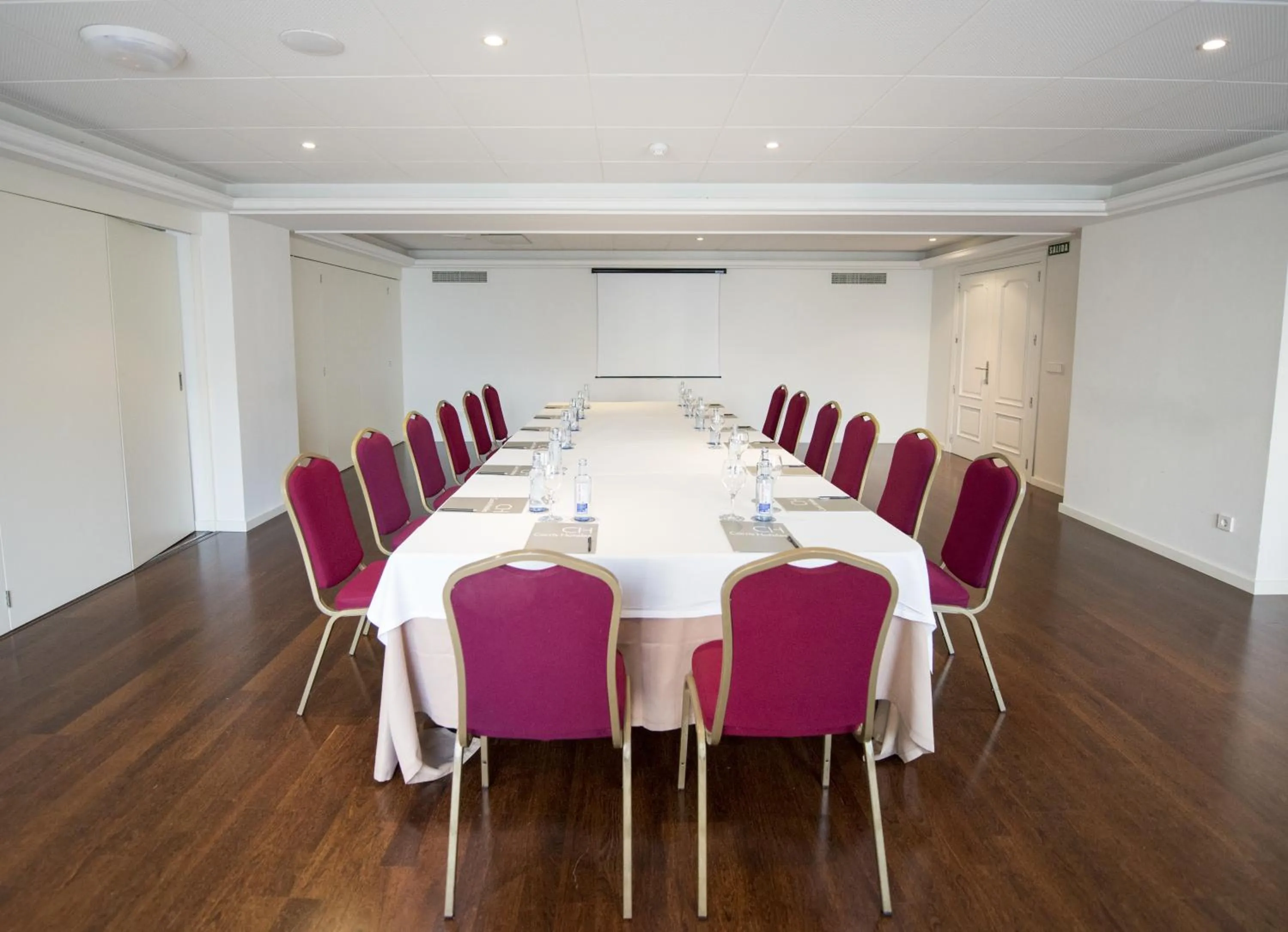 Business facilities in Hotel Almirante
