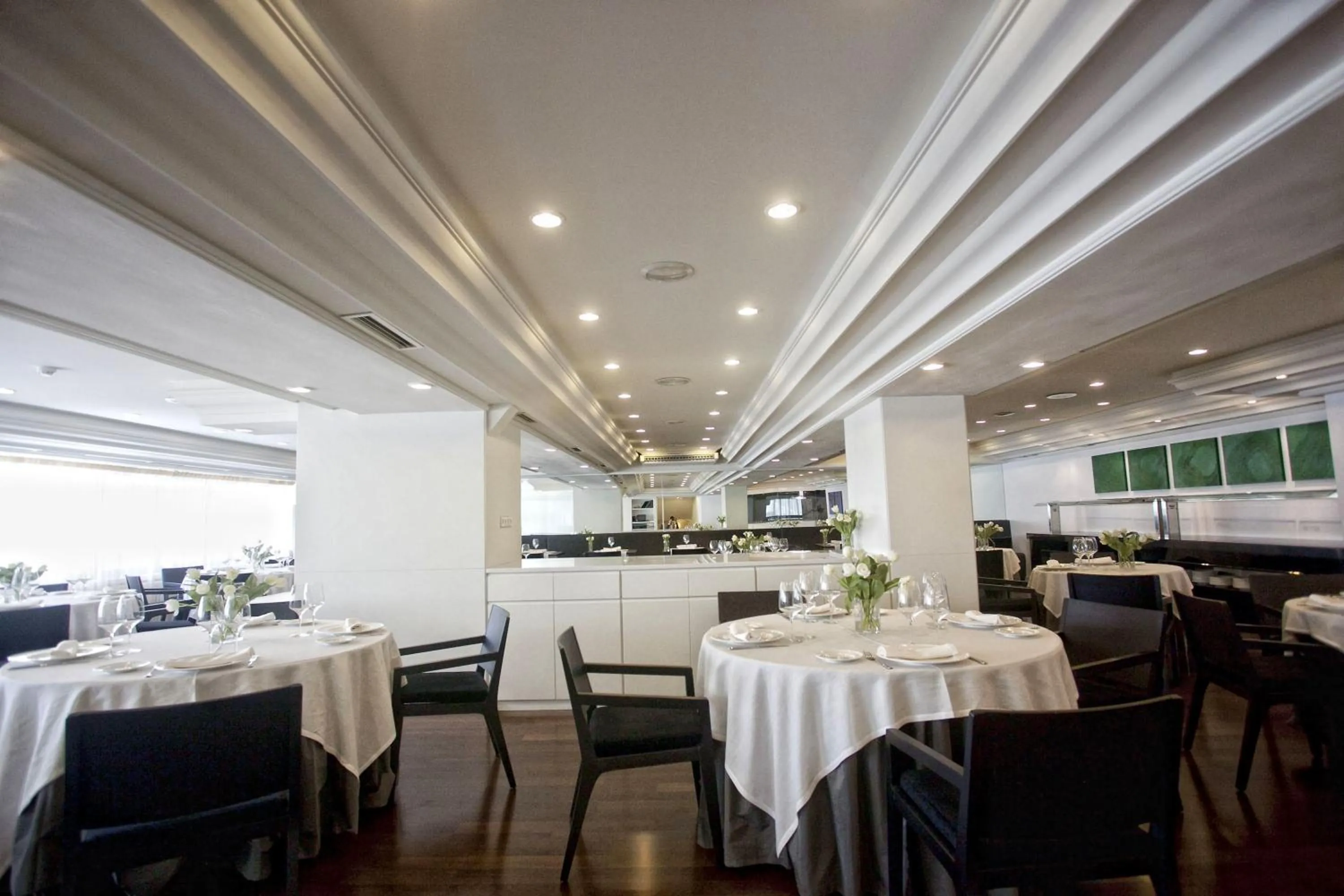 Restaurant/places to eat in Hotel Almirante