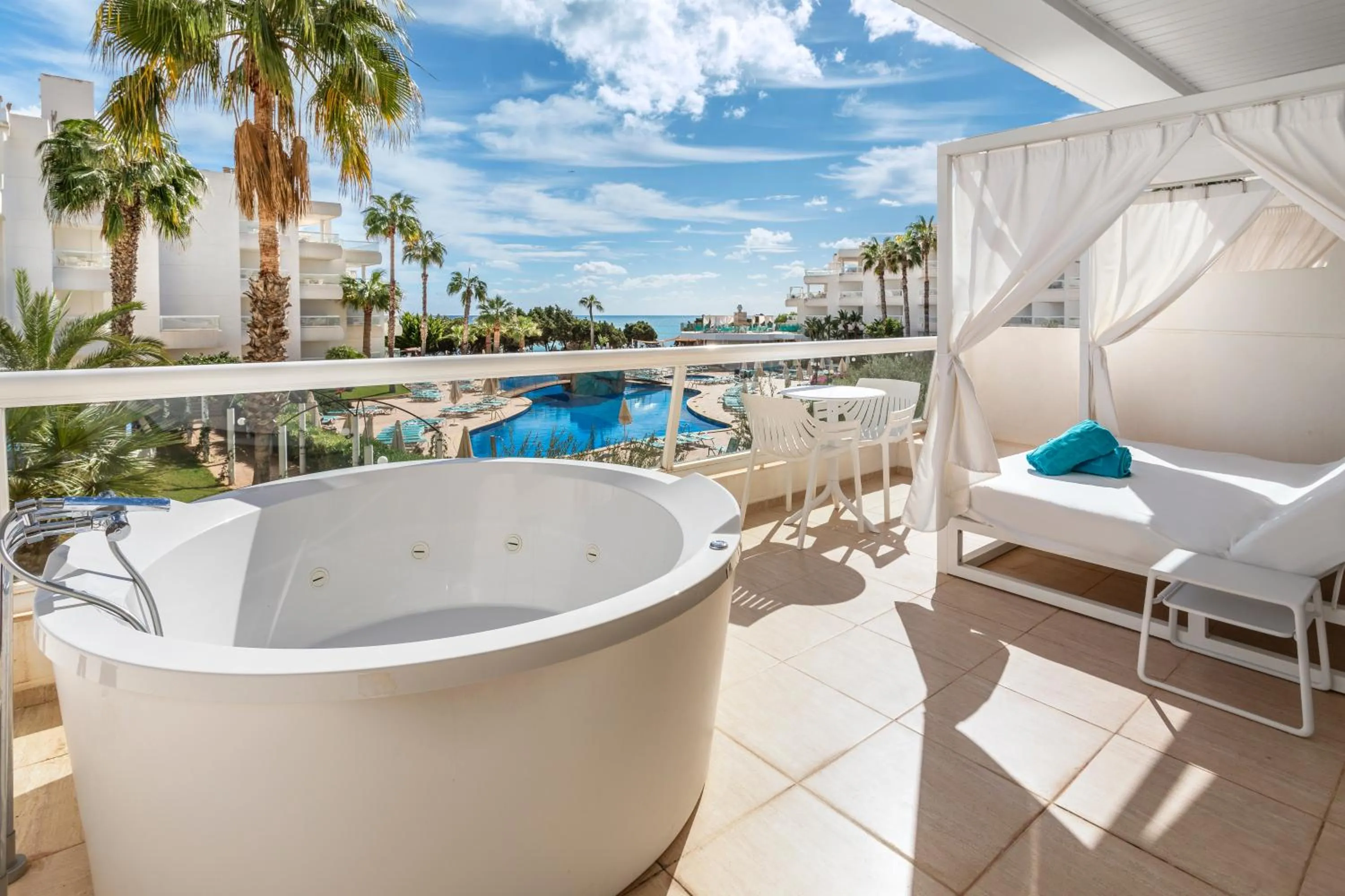 Hot Tub in Aparthotel Tropic Garden