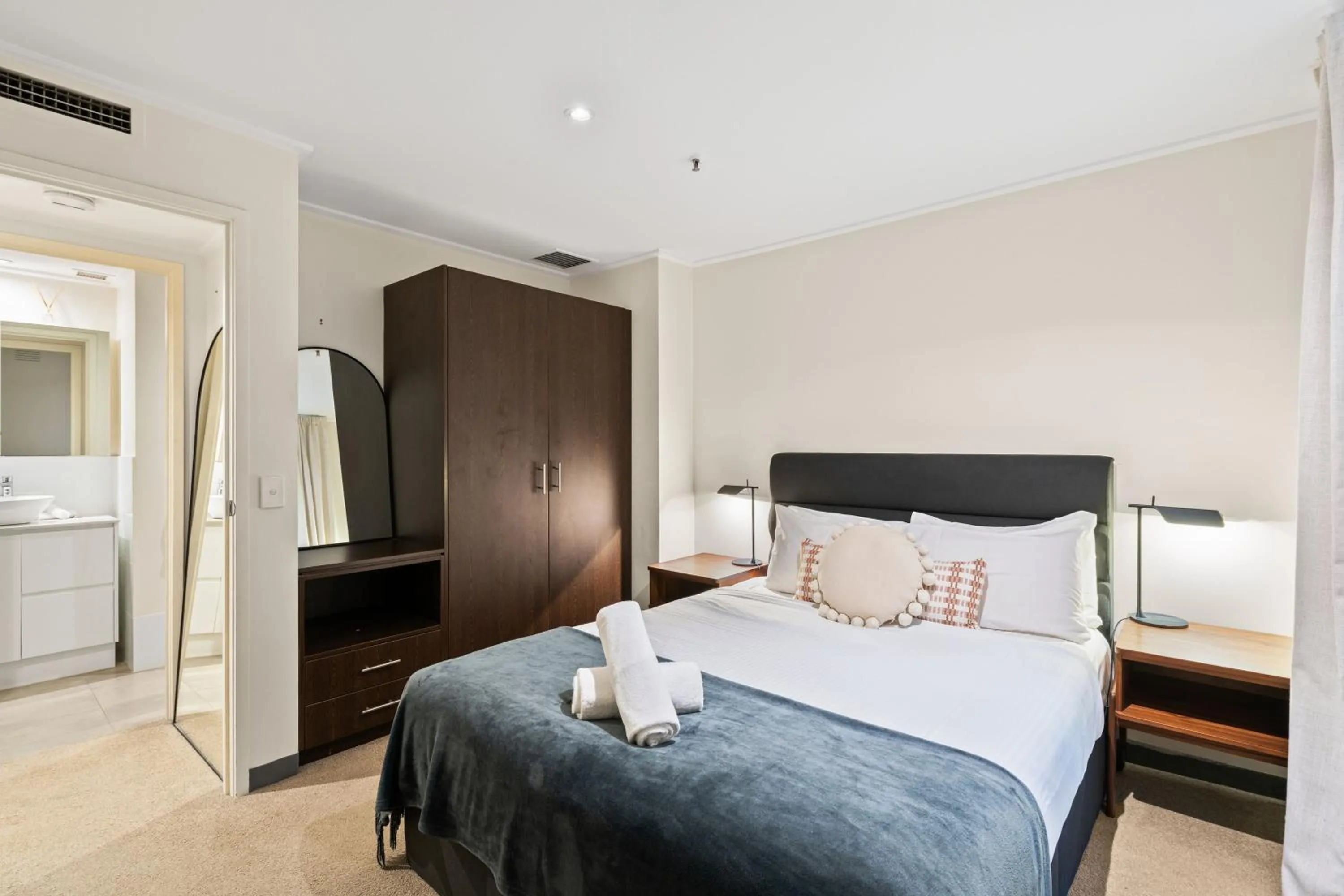 Bedroom, Bed in Gordon House Apartments