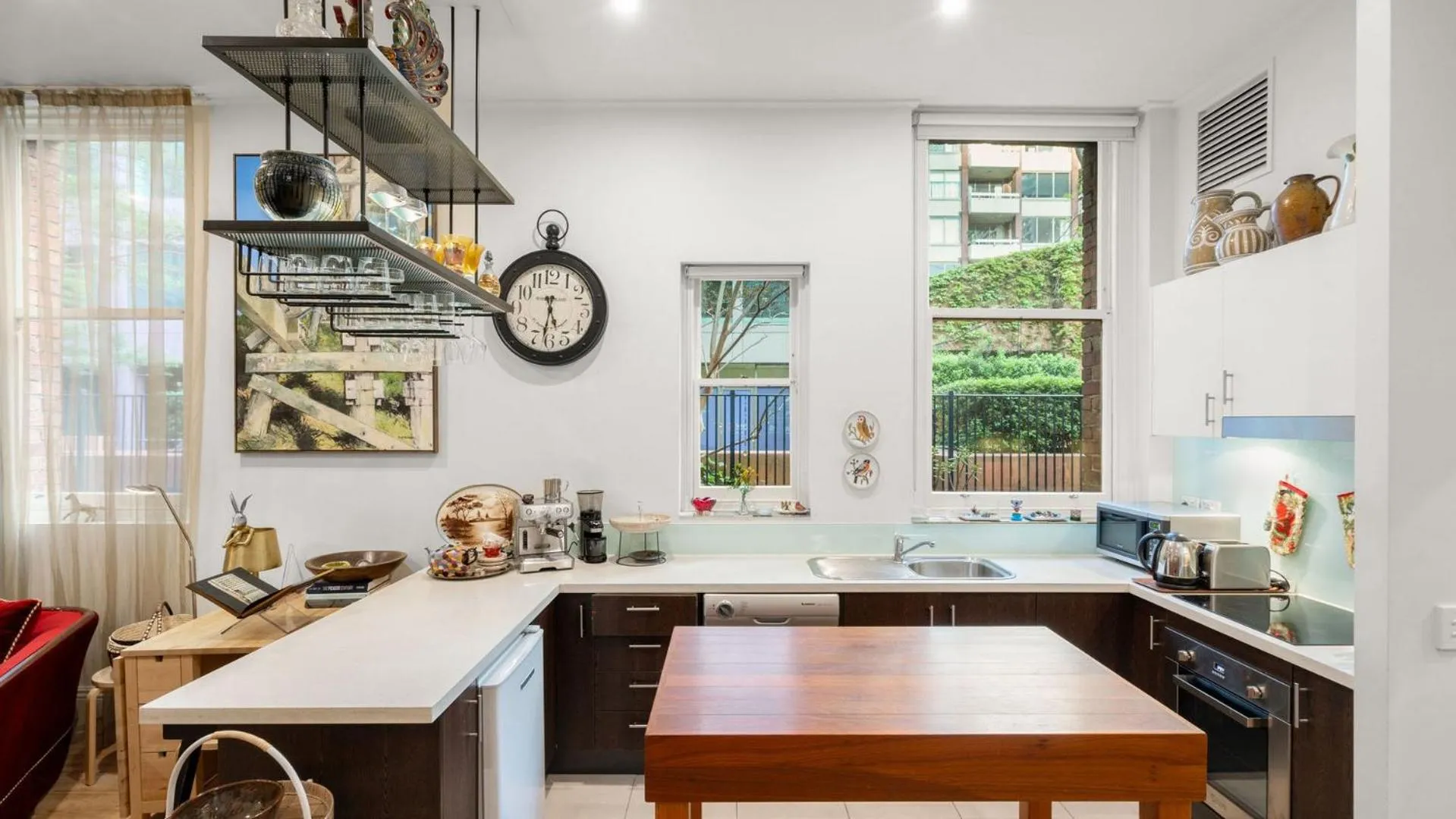 Kitchen or kitchenette in Gordon House Apartments