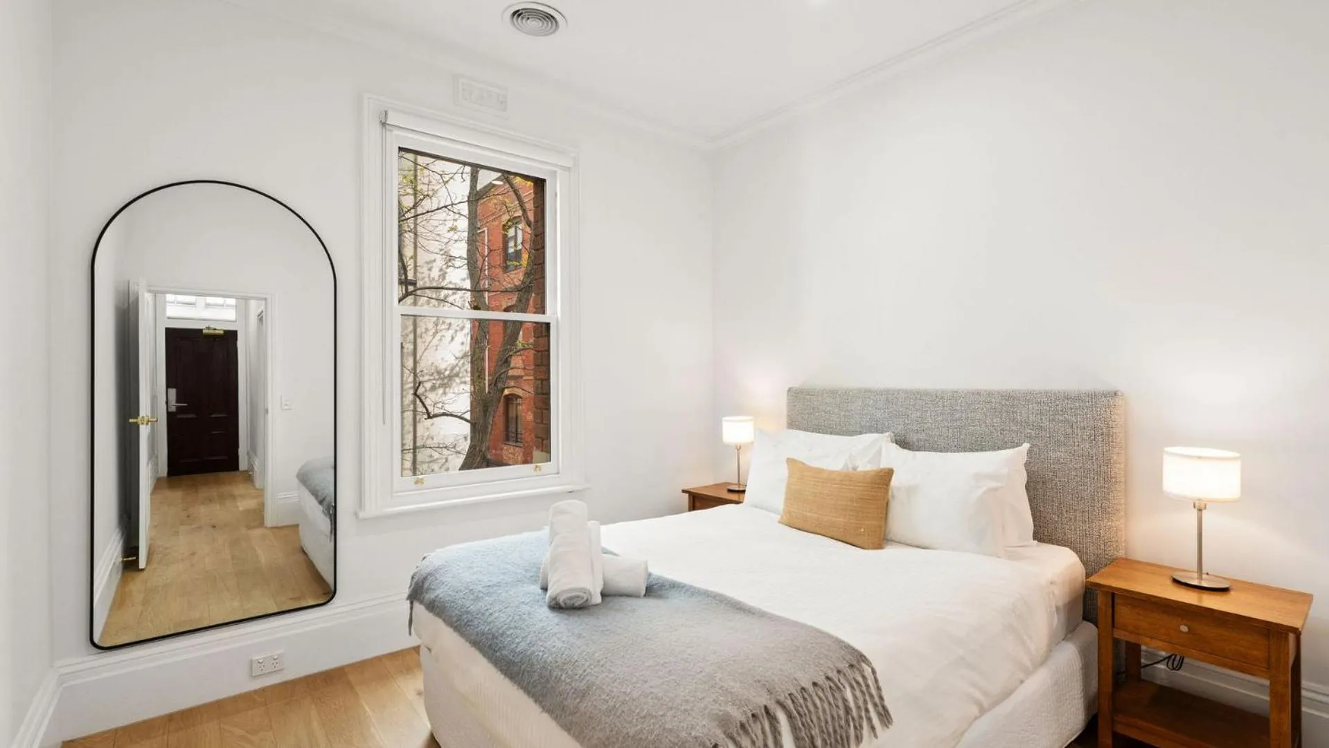 Bedroom, Bed in Gordon House Apartments