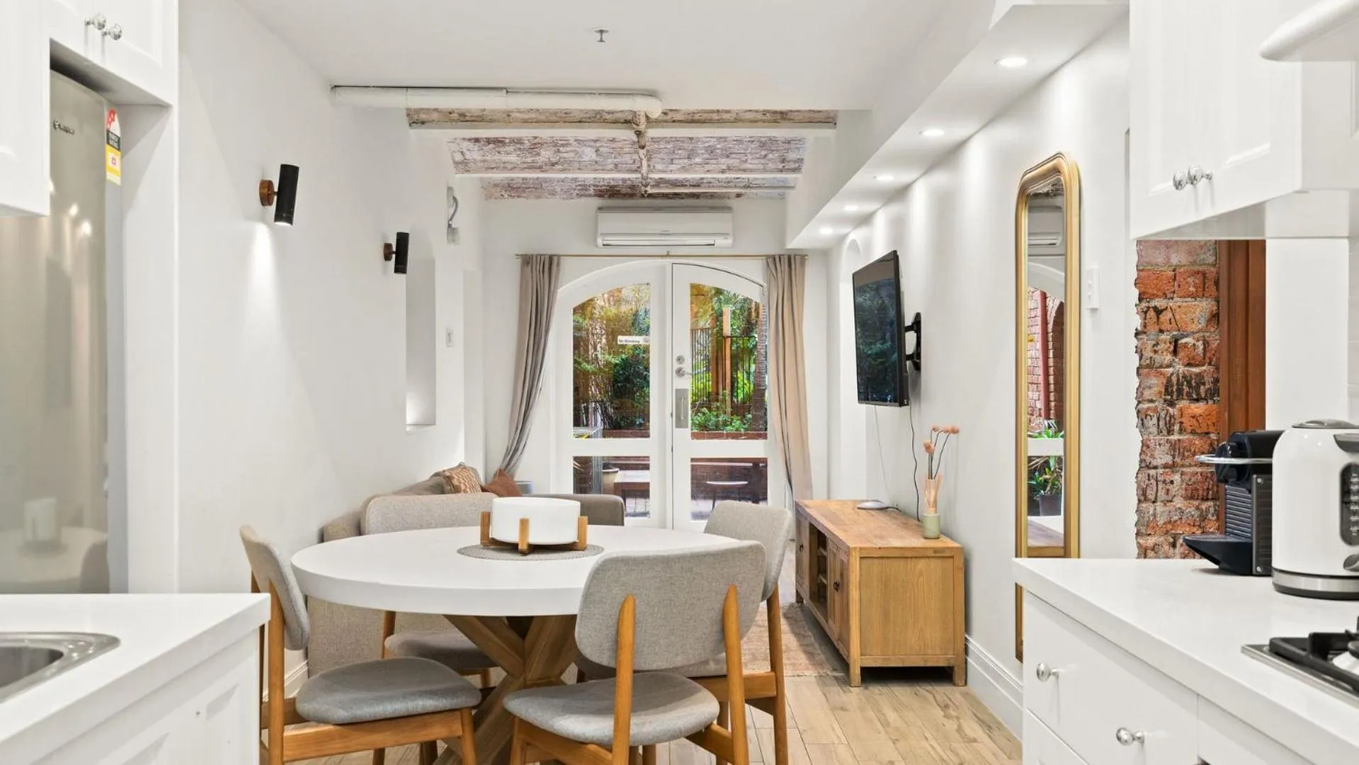 TV and multimedia in Gordon House Apartments