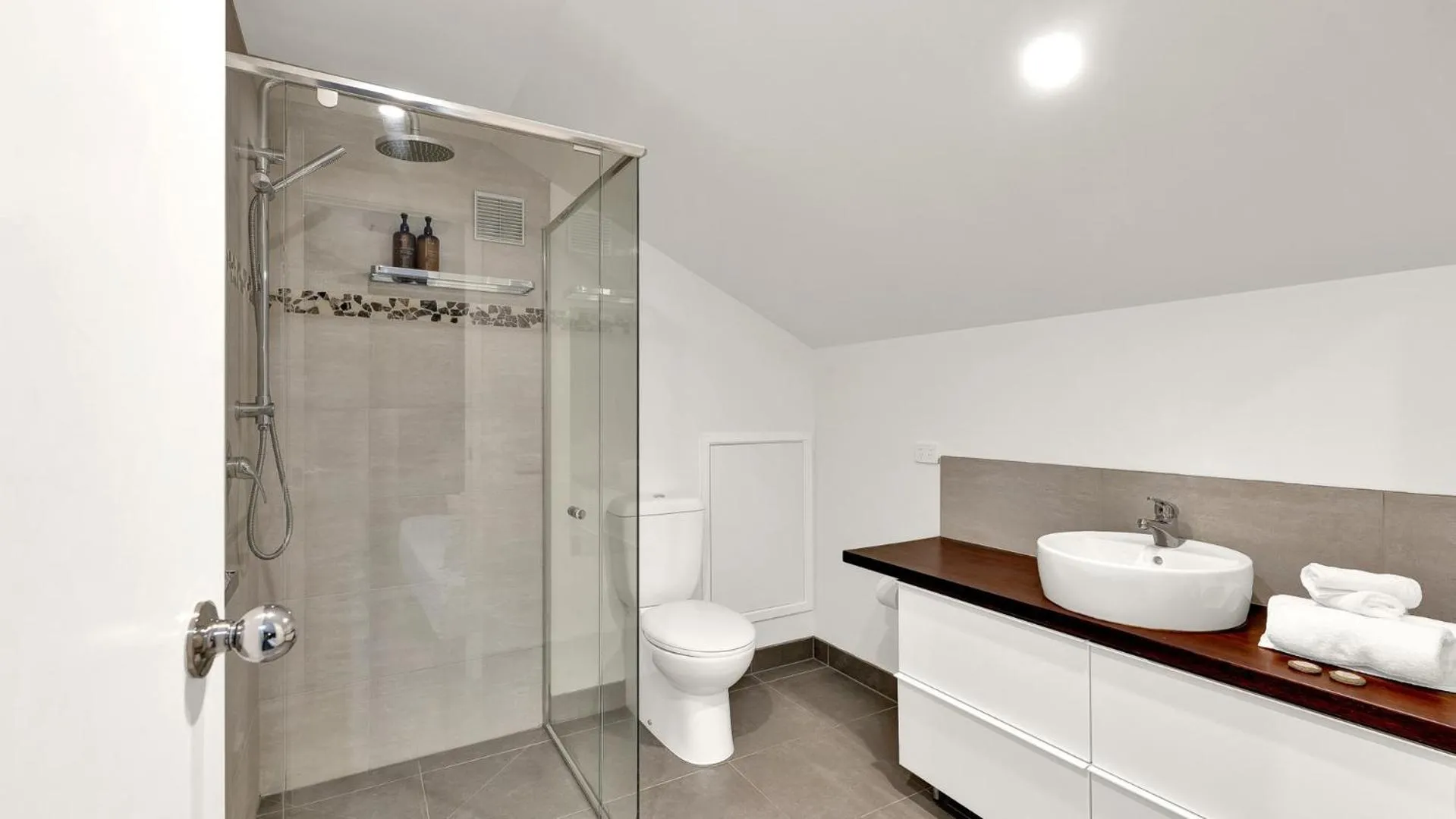 Bathroom in Gordon House Apartments