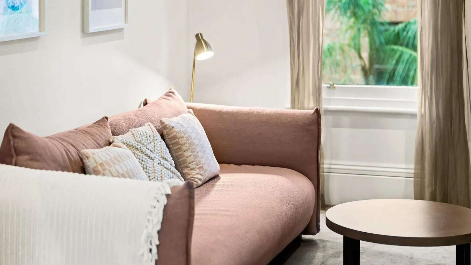 Living room in Gordon House Apartments