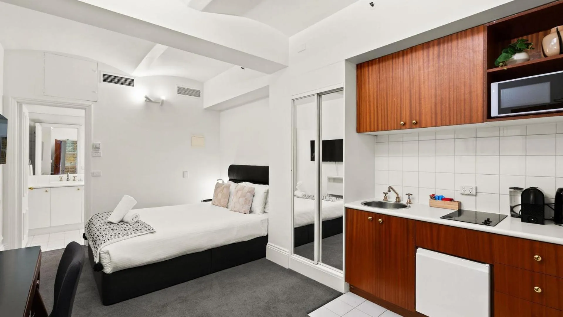 Kitchen or kitchenette, Bed in Gordon House Apartments