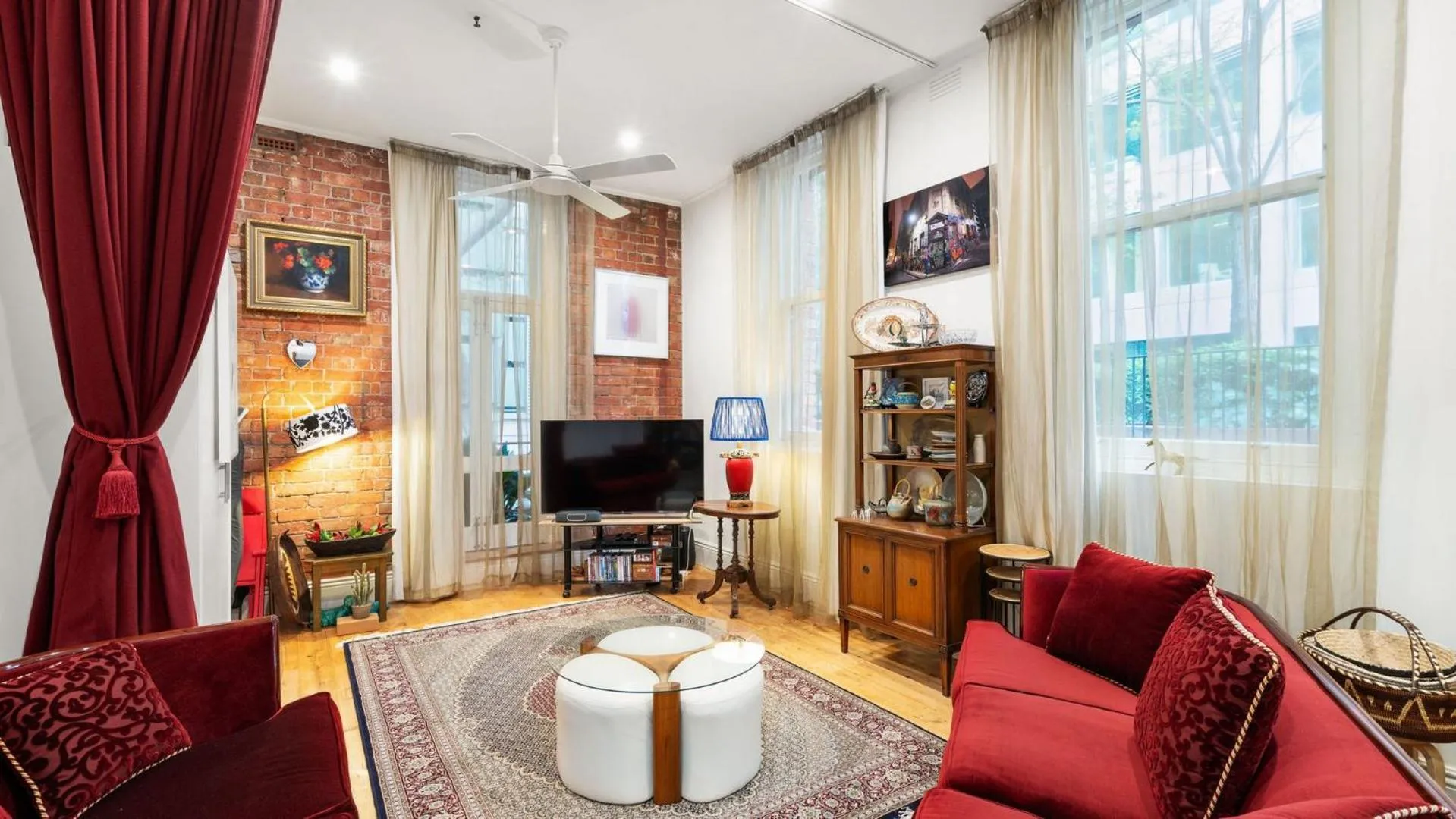 TV and multimedia in Gordon House Apartments