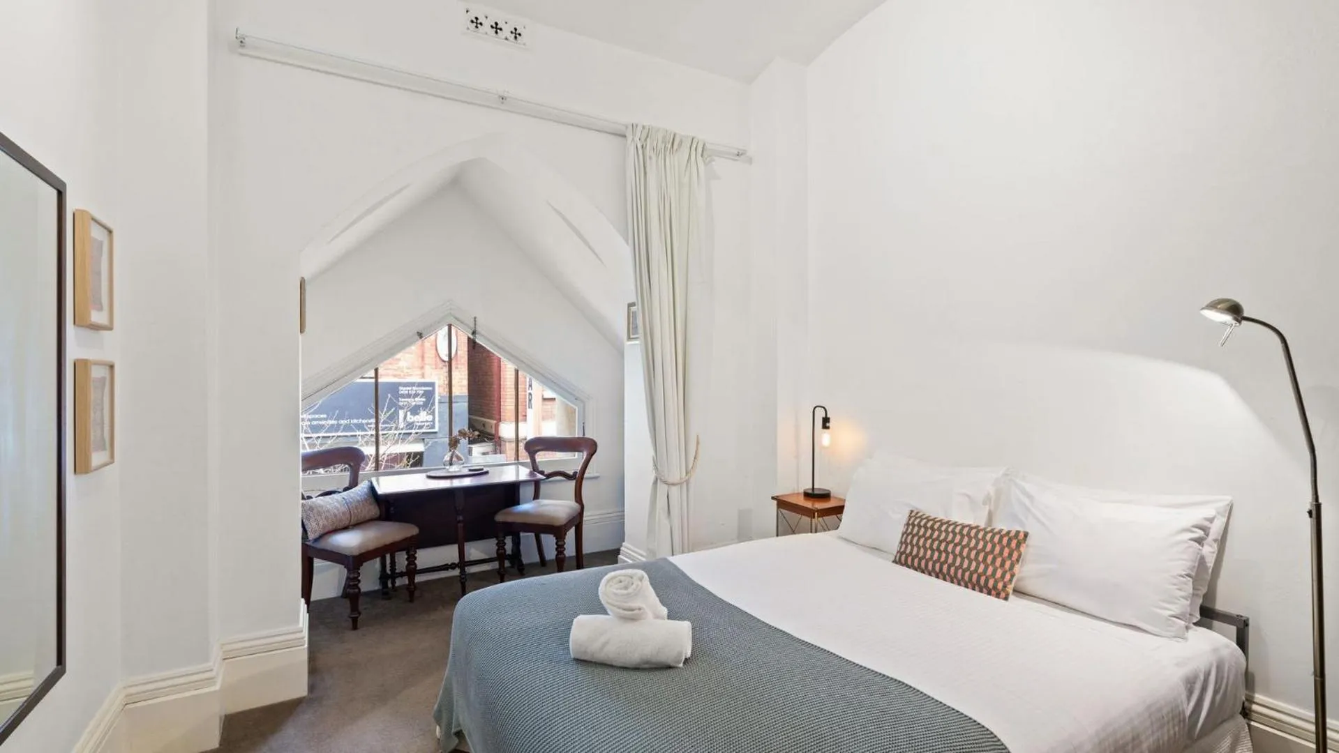 Bedroom, Bed in Gordon House Apartments