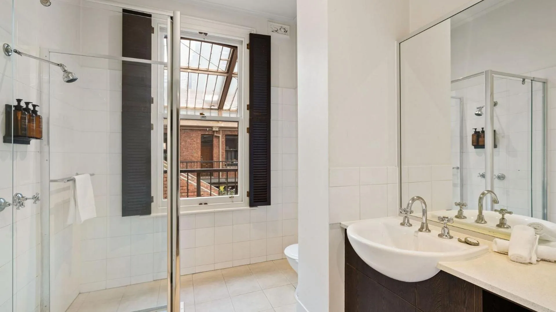 Bathroom in Gordon House Apartments