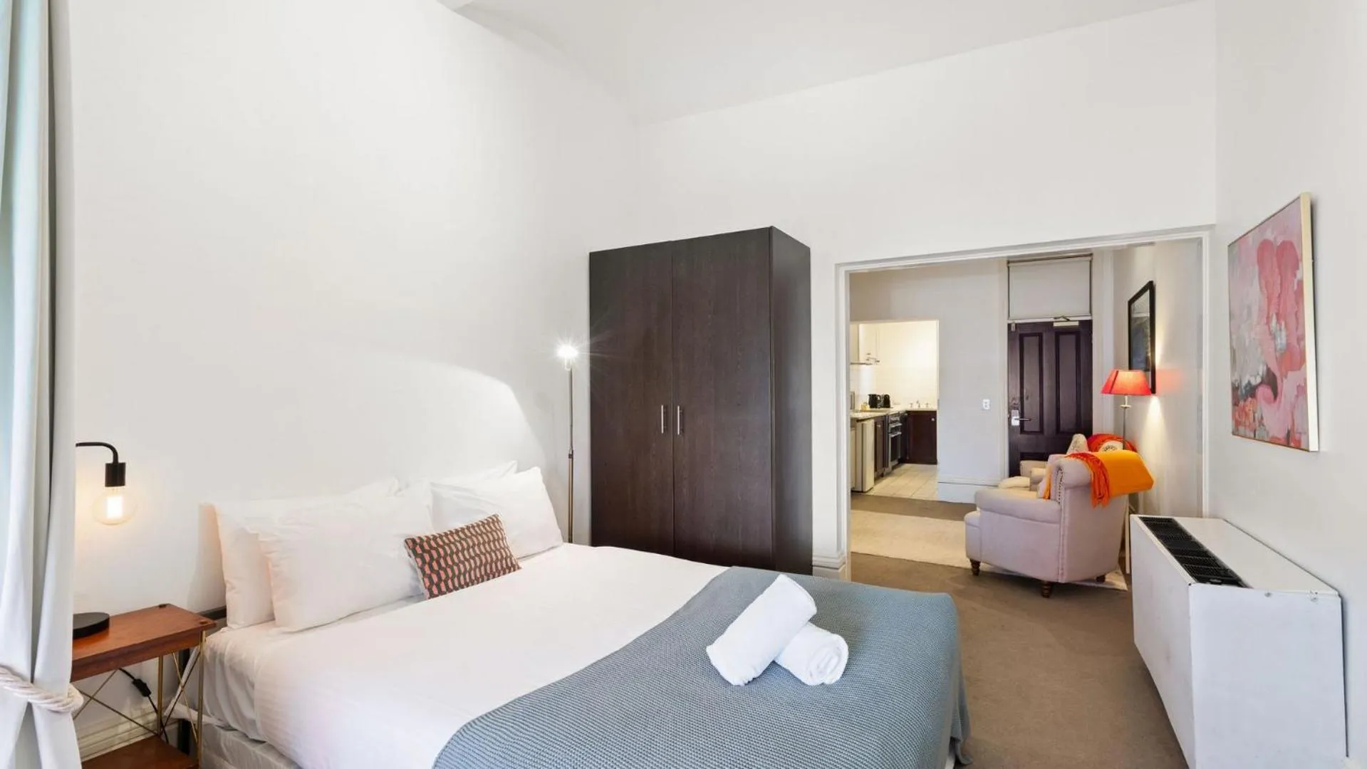 Bedroom, Bed in Gordon House Apartments