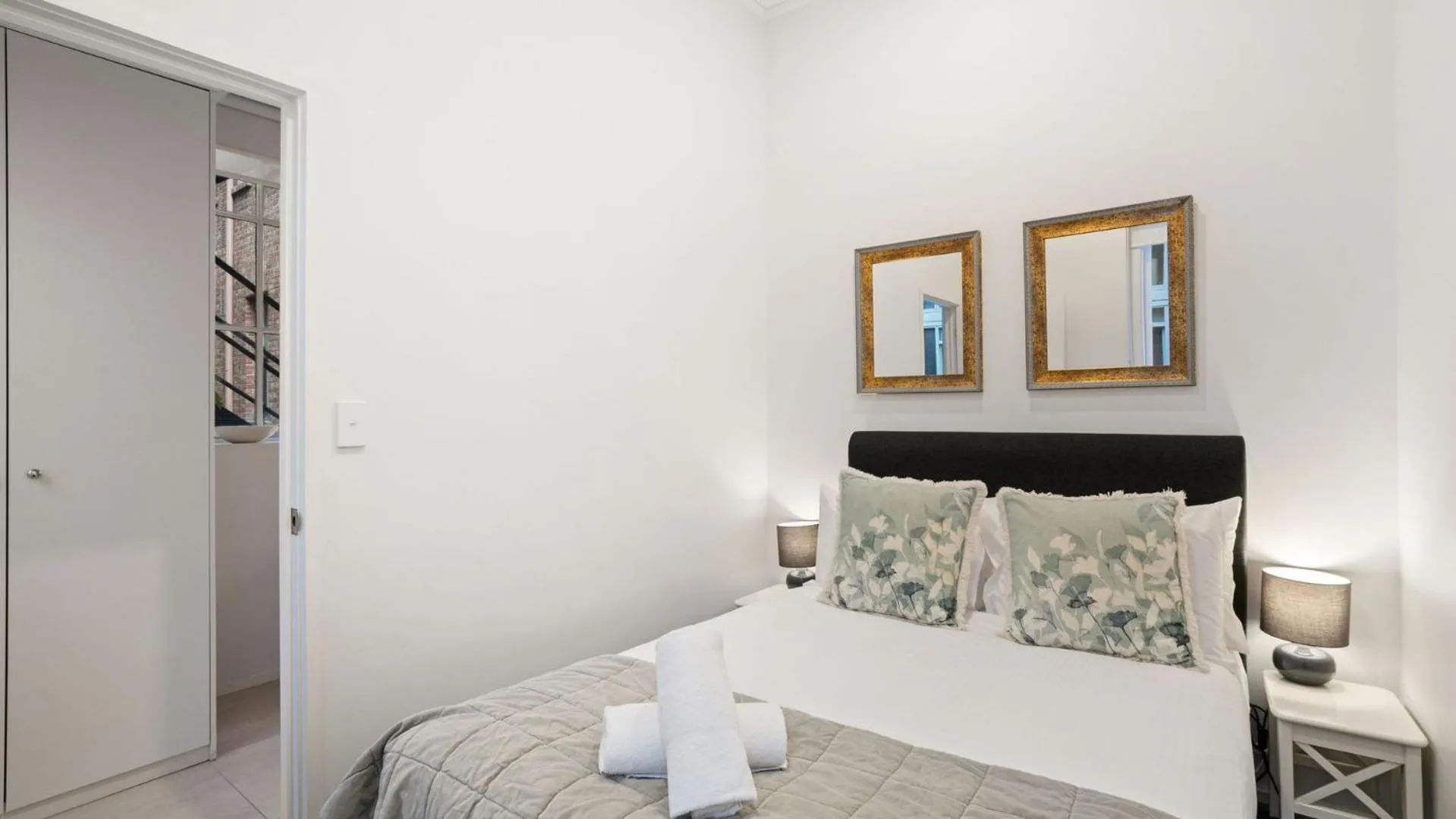 Bedroom, Bed in Gordon House Apartments