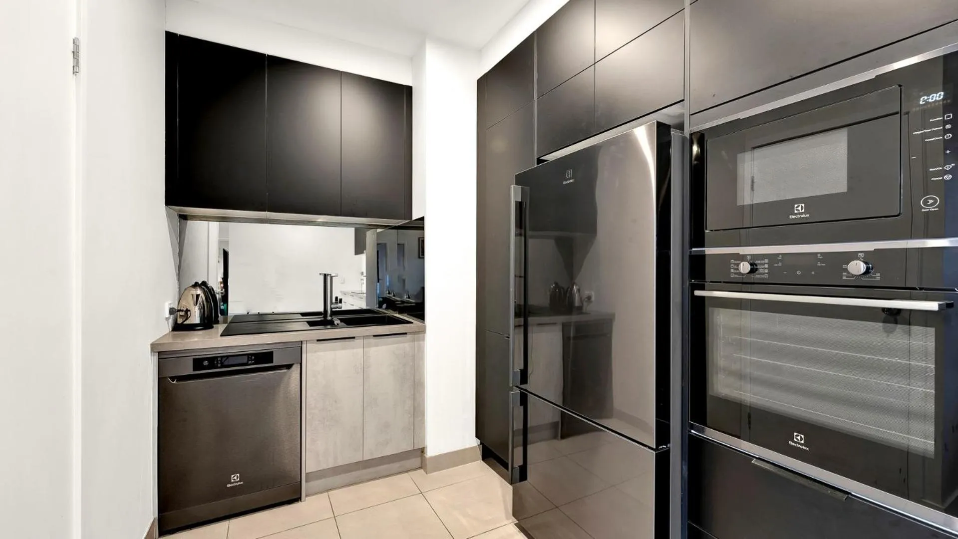Kitchen or kitchenette in Gordon House Apartments